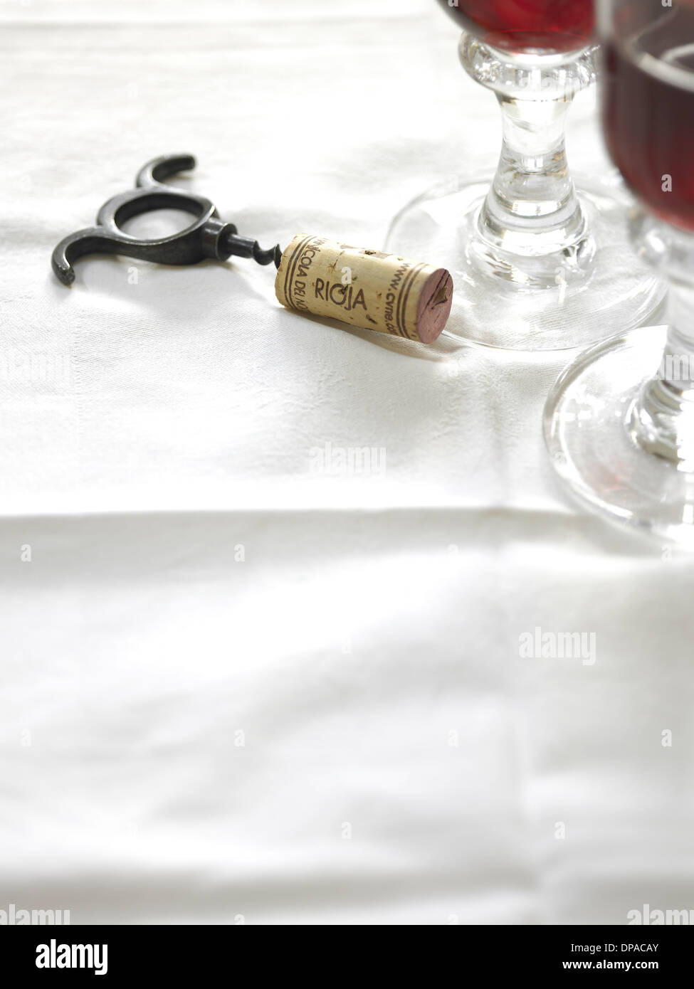 Zwei Gläser Rotwein mit Korken und Korkenzieher Stockfoto