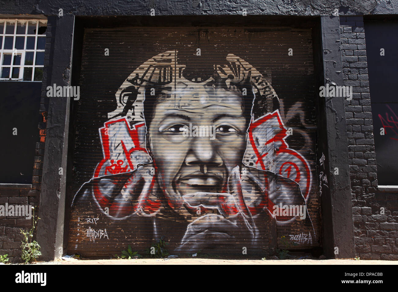 Ein Wandbild von Nelson Mandela in der Nähe von Miriam Makeba Straße, Newtown in zentralen Johannesburg in Südafrika. Stockfoto