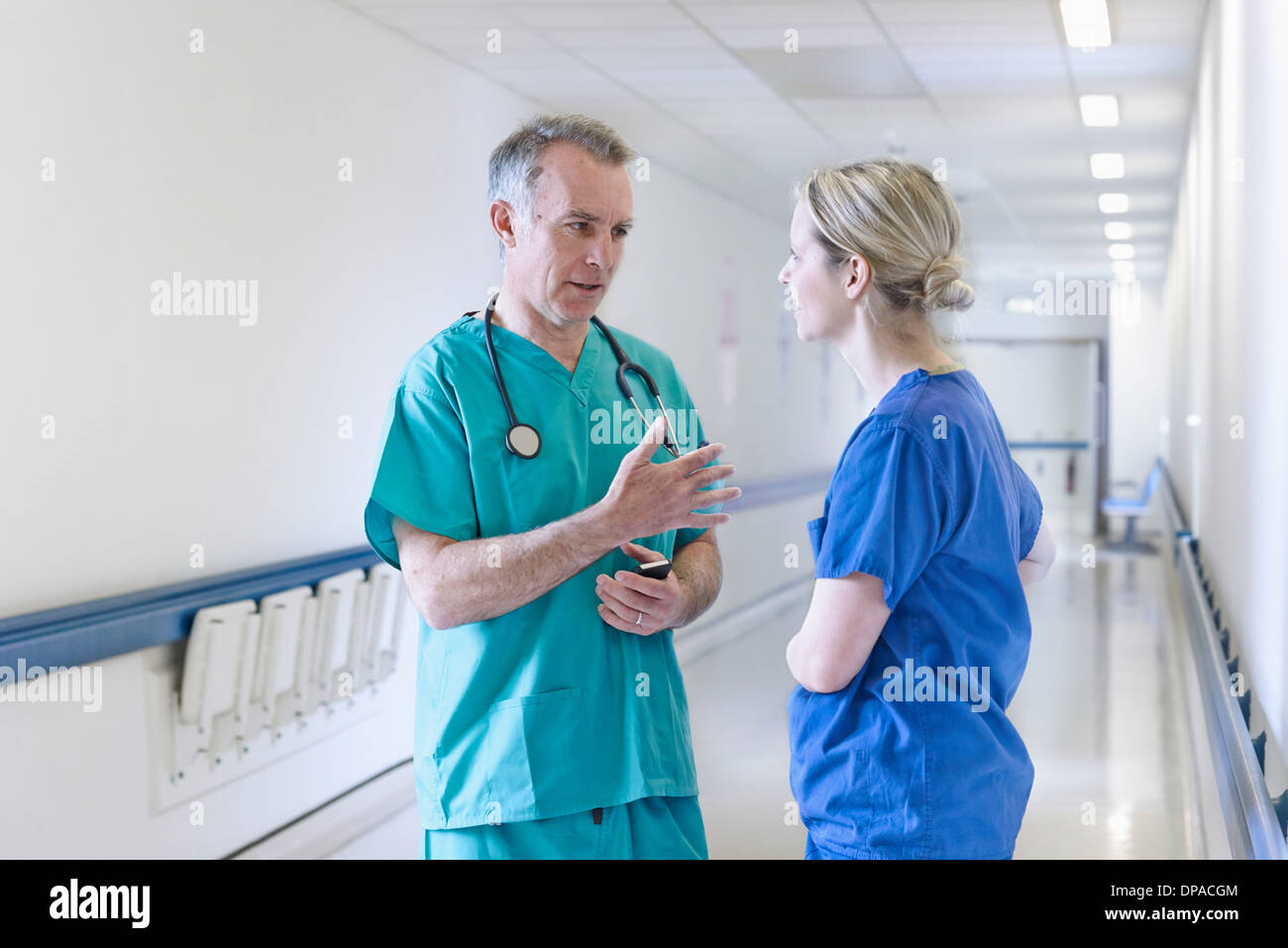 Chirurg und Arzt im Flur stehen Stockfoto
