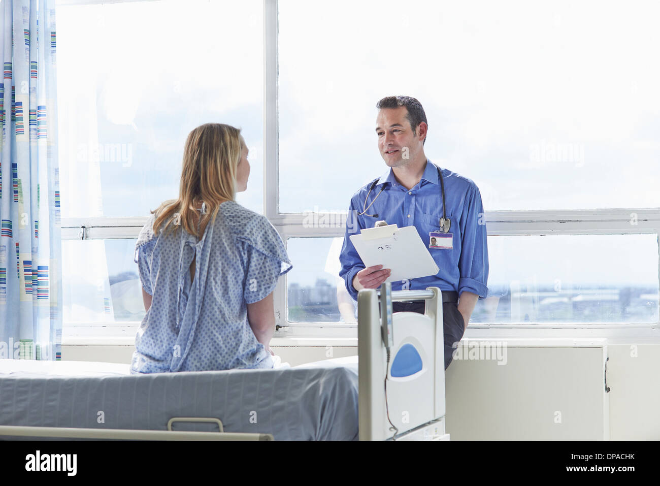 Arzt und patienten sprechen -Fotos und -Bildmaterial in hoher Auflösung ...