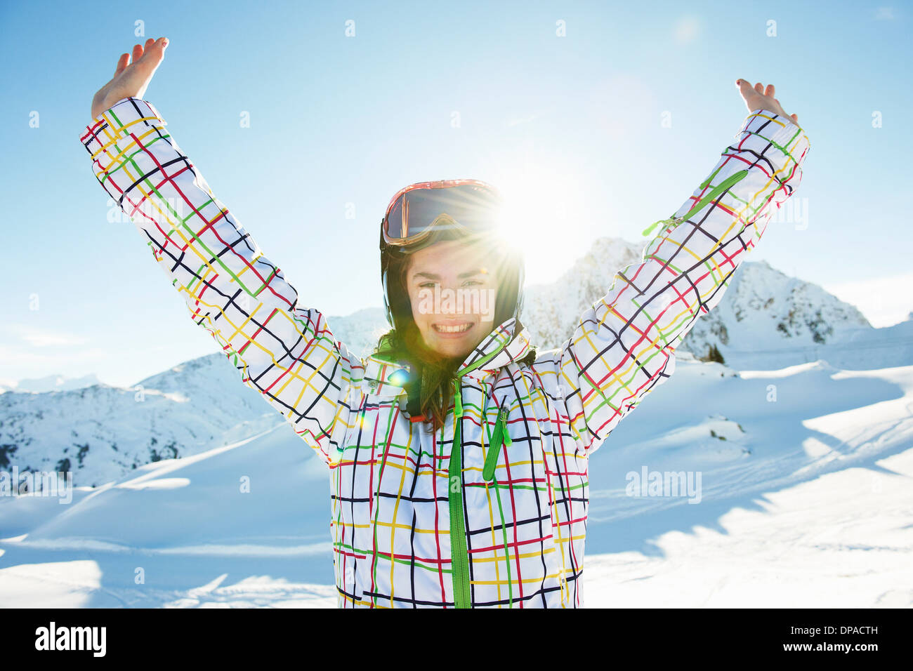 Porträt von Teenager-Mädchen-Skifahrer mit Arme ausgestreckt, Les Arcs, Haute-Savoie, Frankreich Stockfoto