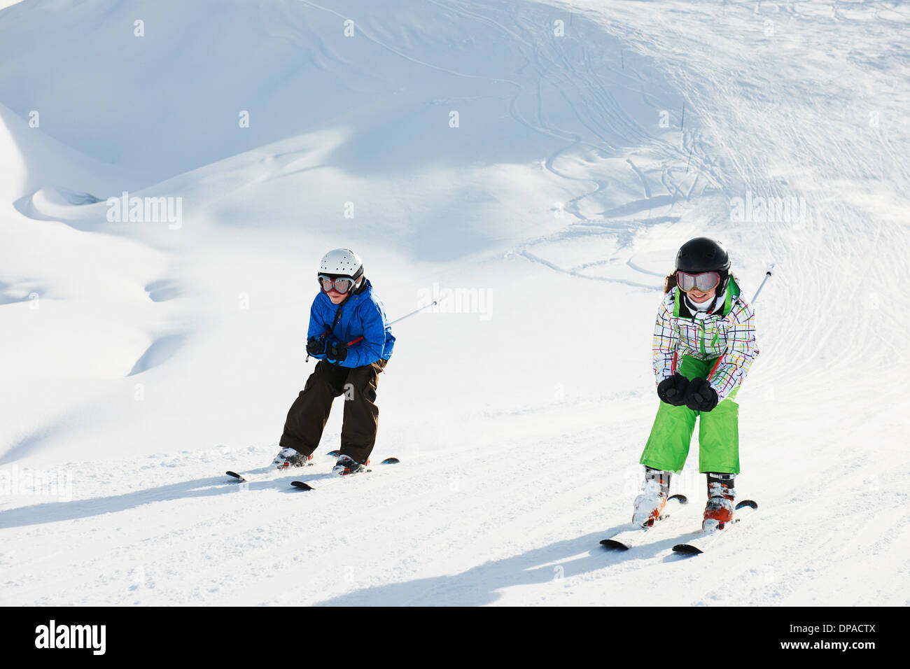 Bruder und Schwester Skifahren, Les Arcs, Haute-Savoie, Frankreich Stockfoto