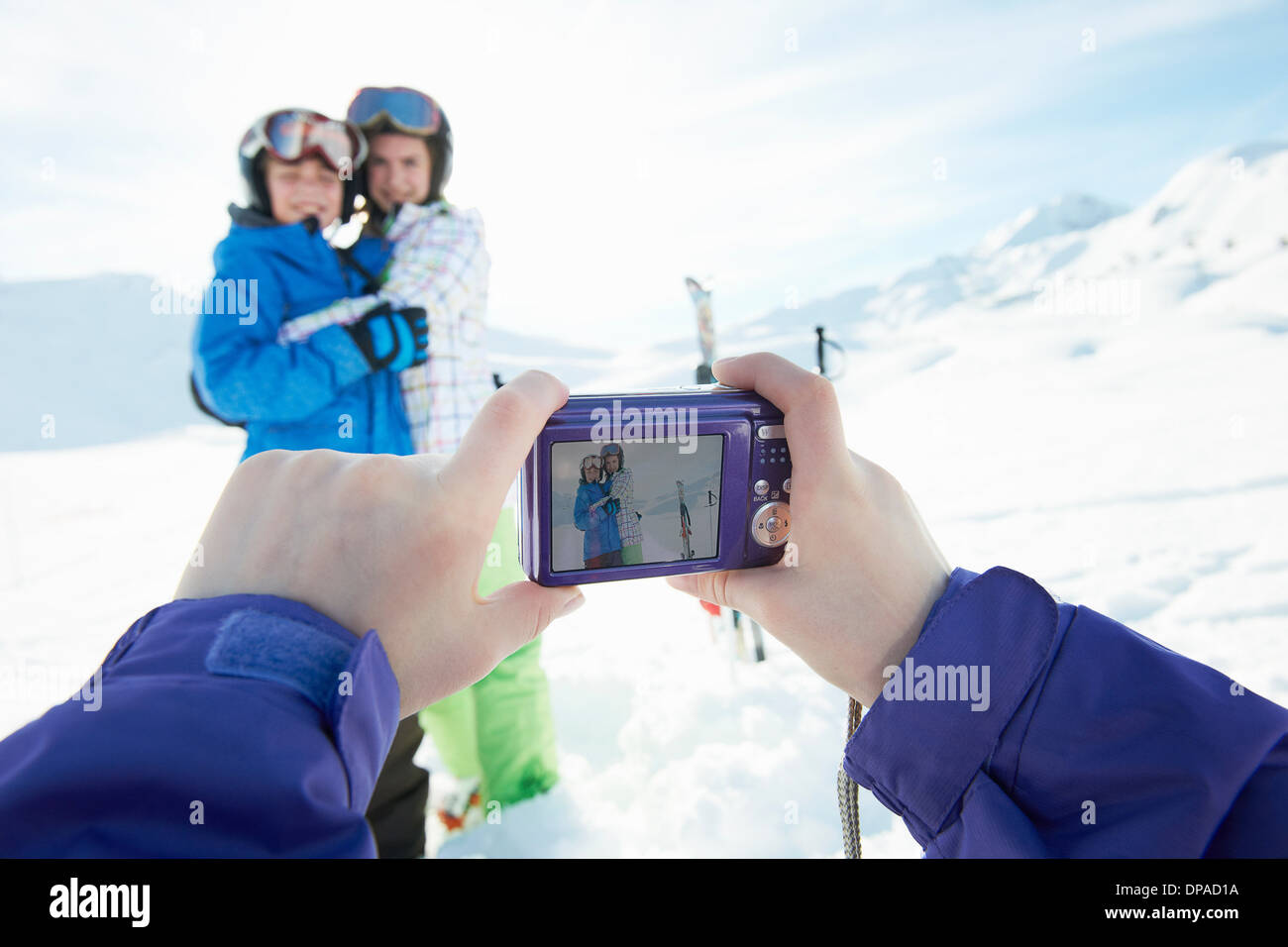 Schwester fotografieren Geschwister im Schnee, Les Arcs, Haute-Savoie, Frankreich Stockfoto