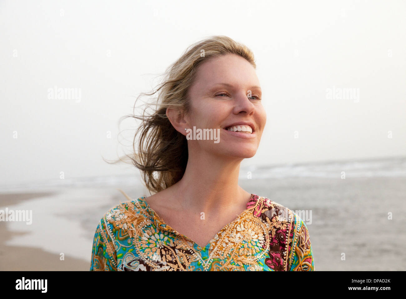 Frau lächelnd genießen Meeresbrise Stockfoto