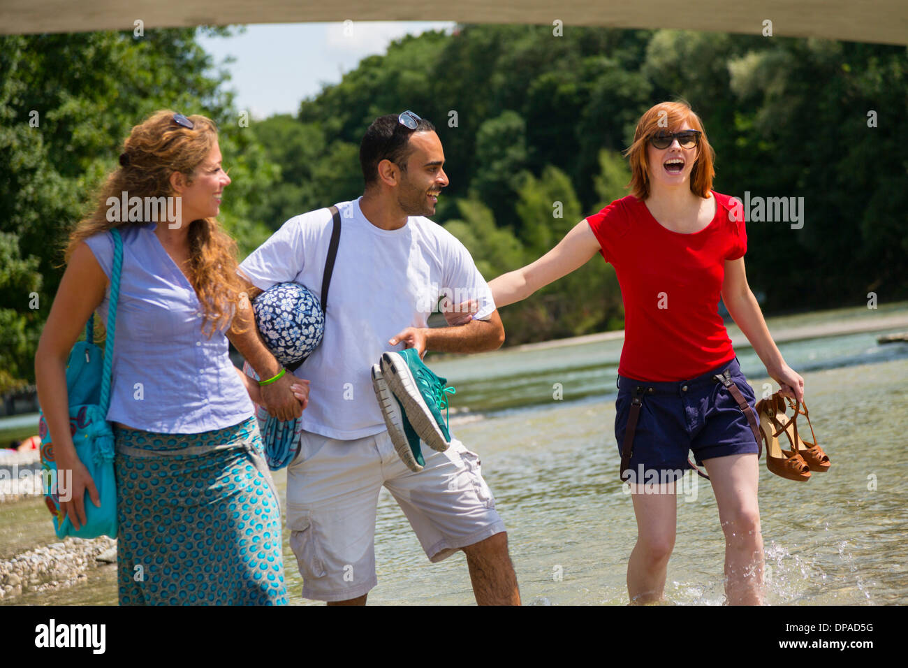 Drei Freunde in der Nähe von Isarauen, München, Deutschland Stockfoto