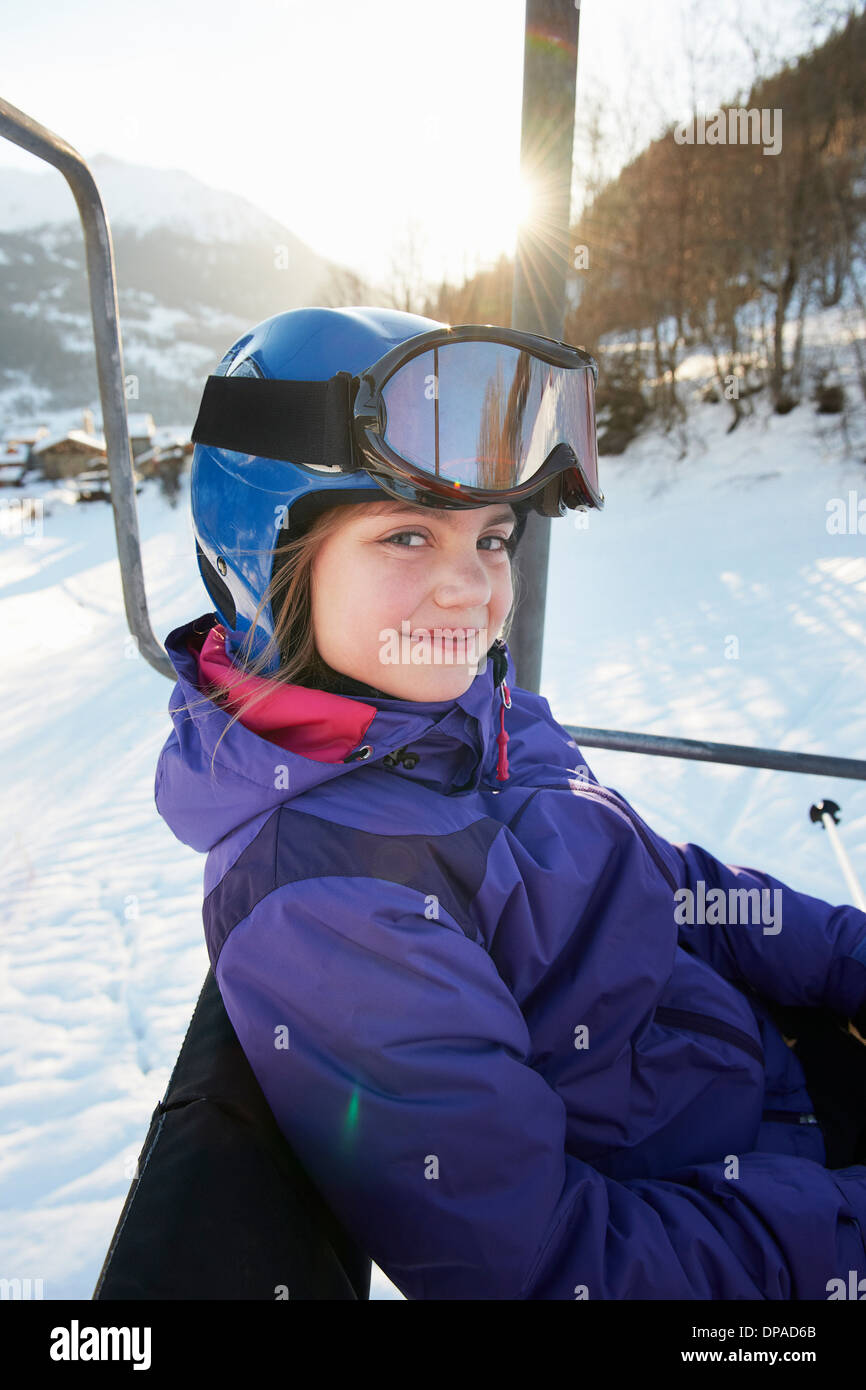 Junges Mädchen am Skilift, Villaroger, Haute-Savoie, Frankreich Stockfoto