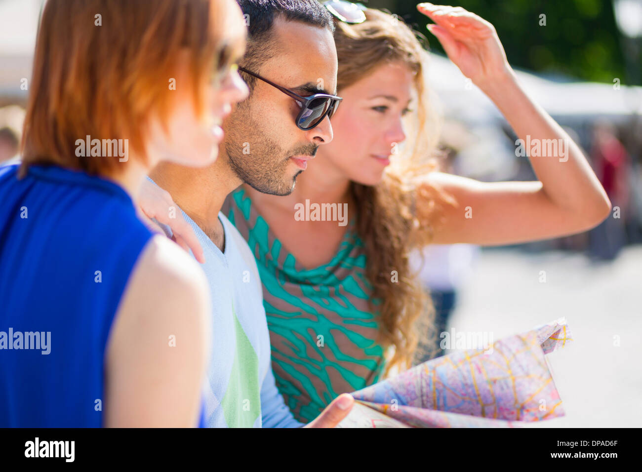 Freunde mit einer Karte Stockfotografie - Alamy