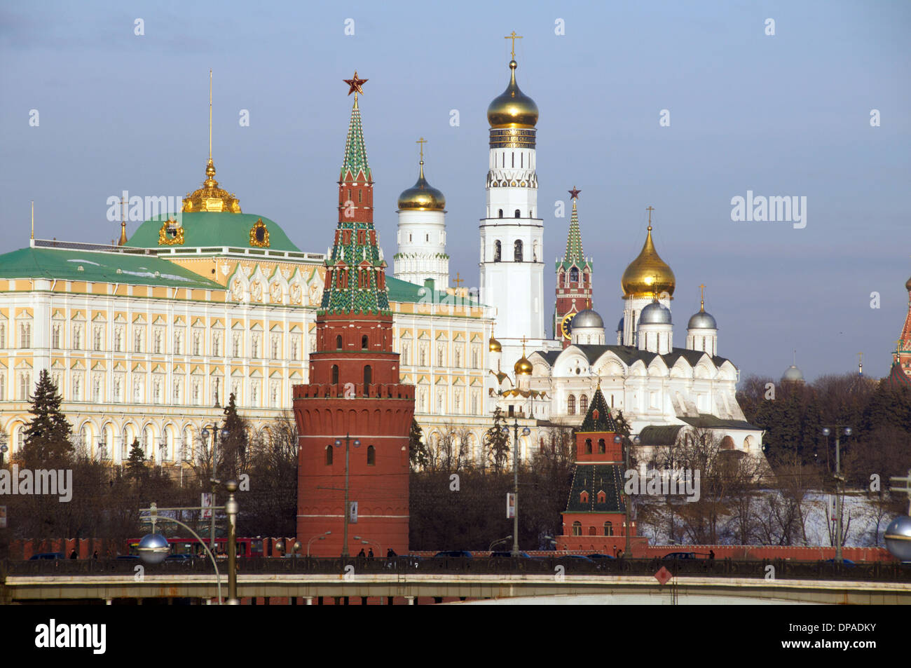 Moskauer Kreml Turm mit Iwan der große Glockenturm und großer Kreml Palast im Hintergrund Stockfoto