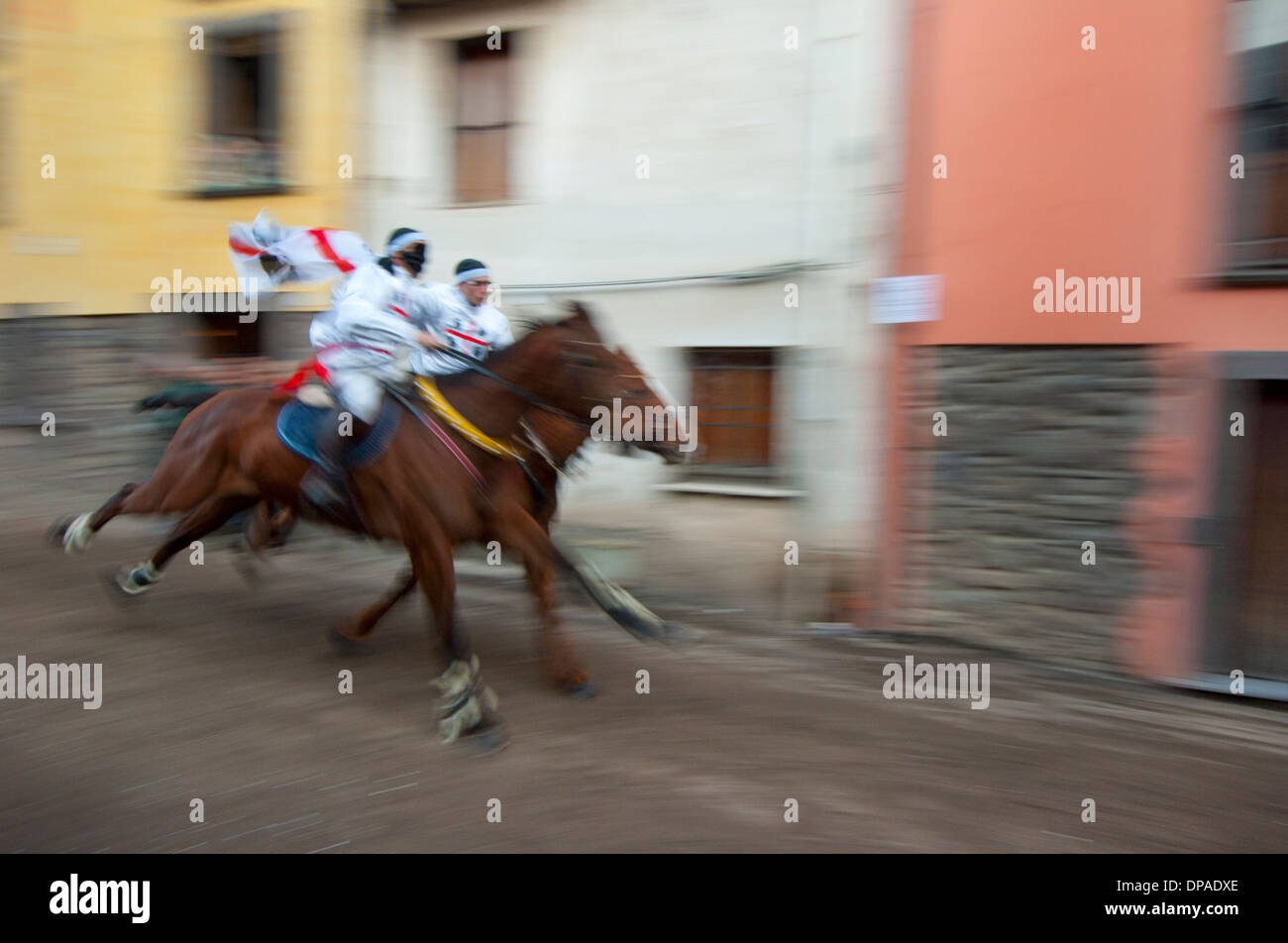 Paar fahren rücksichtslos Pferderennen "Sa Carrela e Nanti", während des Karnevals in Santu Lussurgiu, Oristano, Sardinien, Italien, Europa Stockfoto