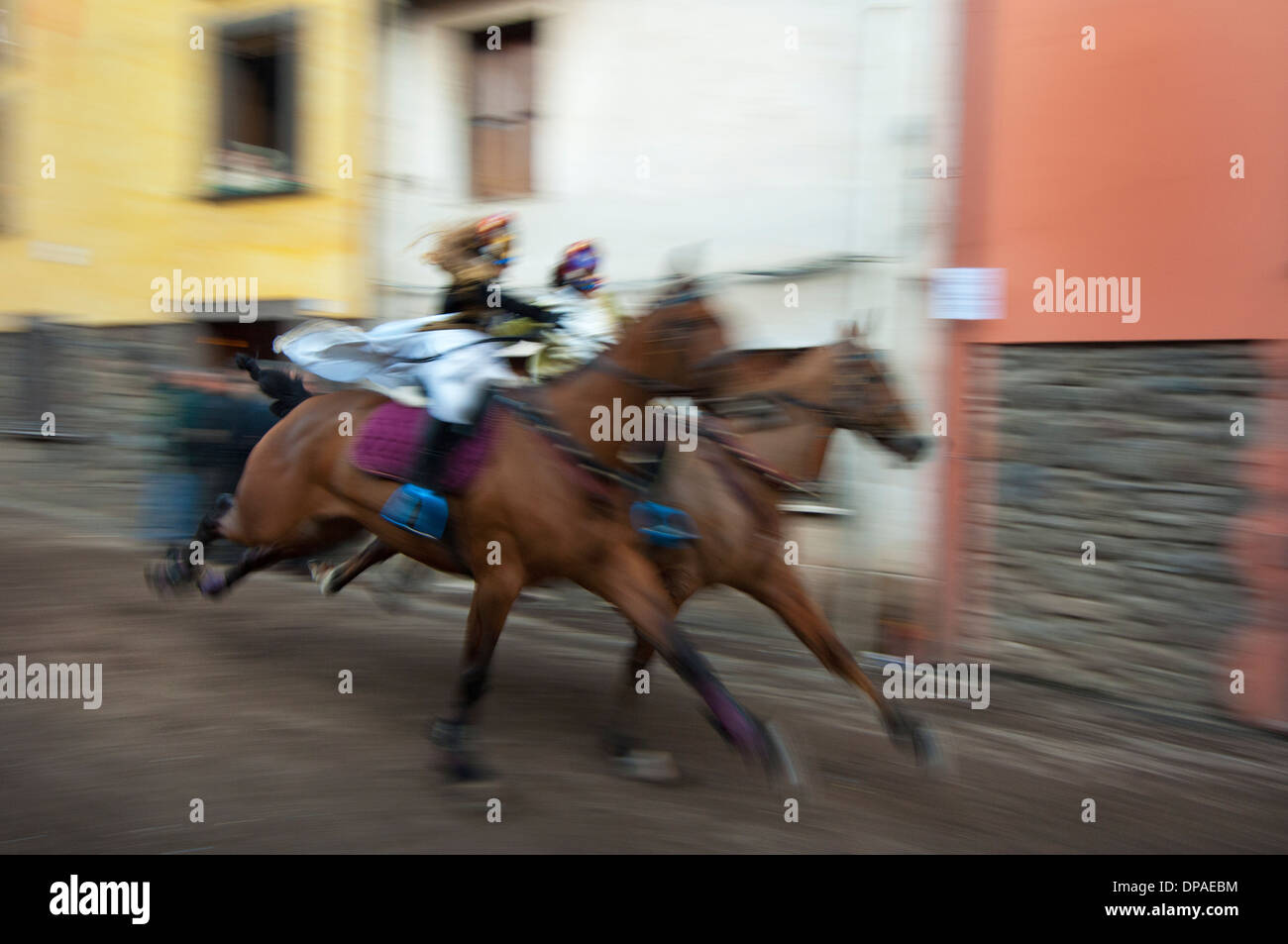 Paar fahren rücksichtslos Pferderennen "Sa Carrela e Nanti", während des Karnevals in Santu Lussurgiu, Oristano, Sardinien, Italien, Europa Stockfoto