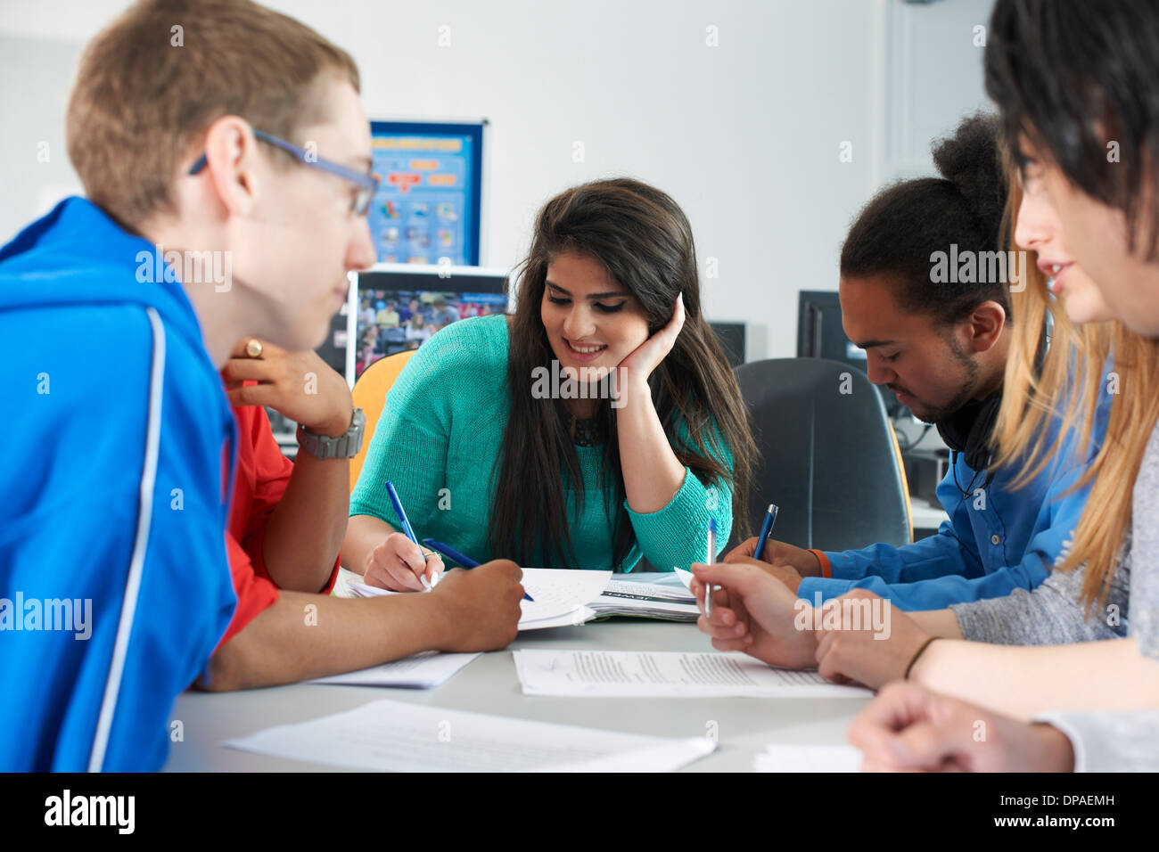 Gruppe von College-Studenten gemeinsam studieren Stockfoto