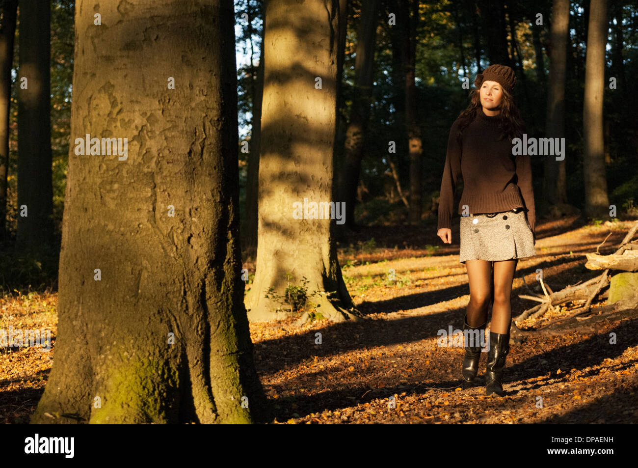 Porträt der jungen Frau zu Fuß im Wald Stockfoto