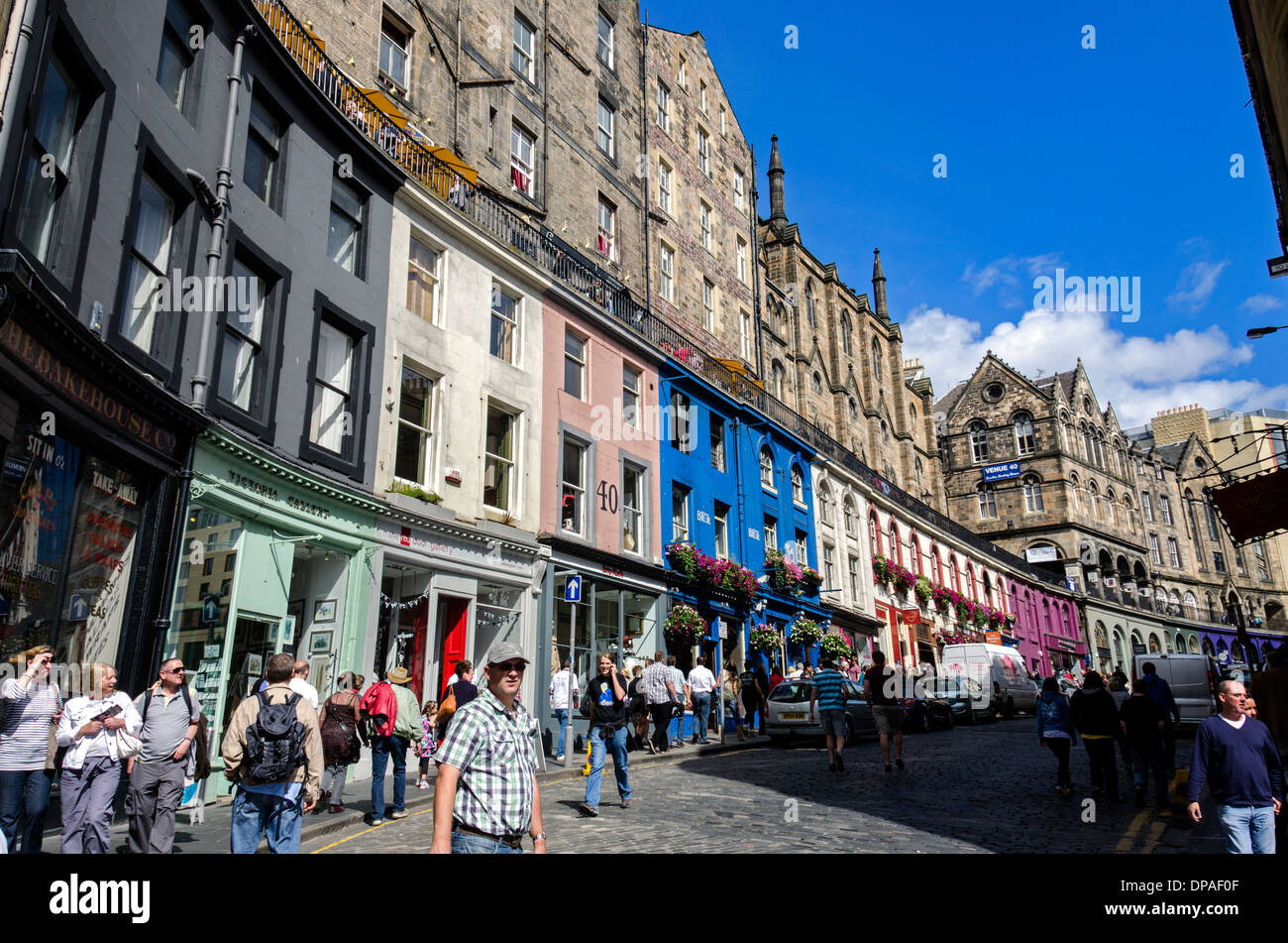 Bunte Geschäfte säumen die Victoria Street in Edinburgh Old Town. Stockfoto