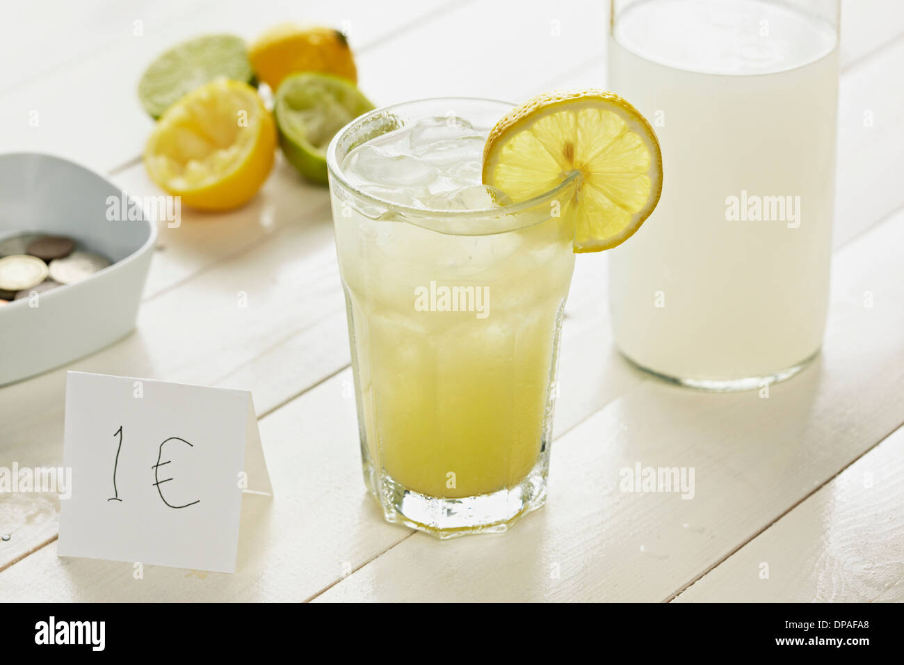 Glas hausgemachter Limonade mit Zitronenscheibe mit 1 Euro-Zeichen Stockfoto