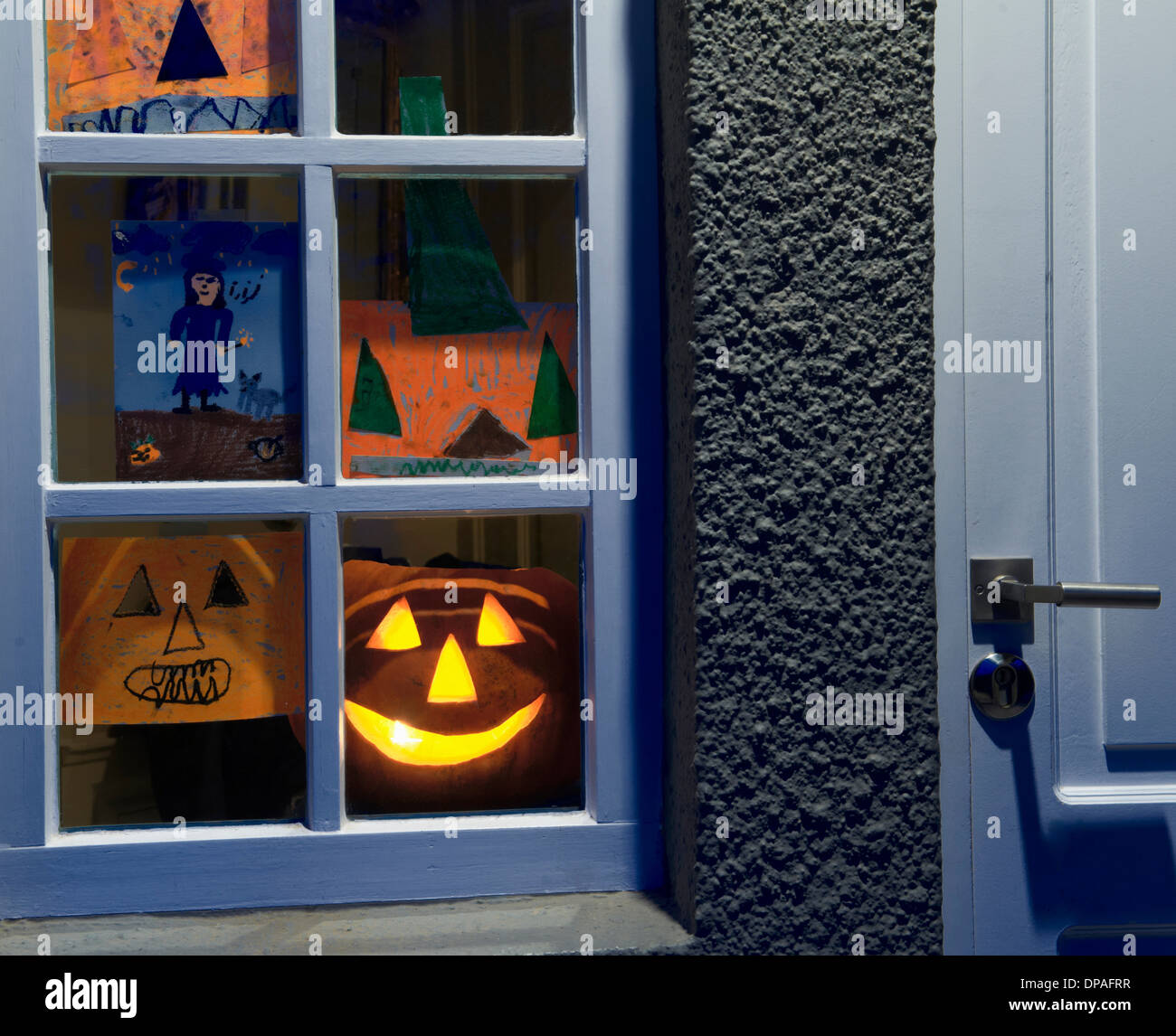 Haus-Fenster mit Halloween-Anzeige Stockfoto