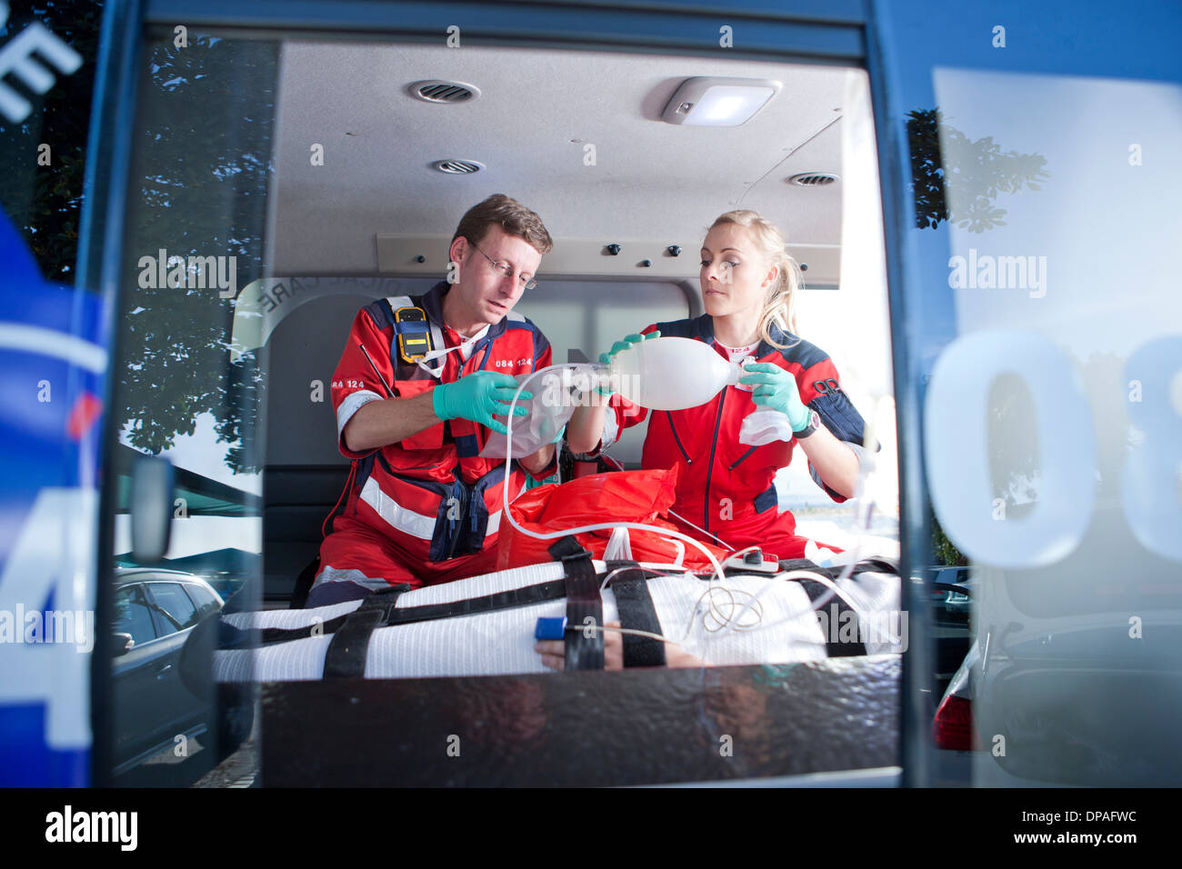 Sanitäter, die Patienten in der Ambulanz zu lüften Stockfoto