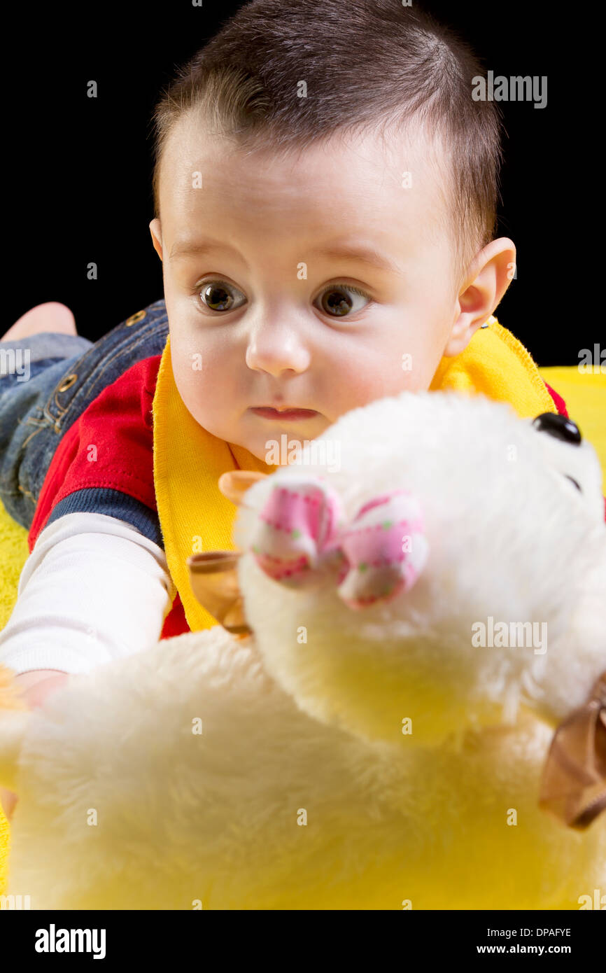Baby Boy auf gelbe Decke mit Spielzeug Stockfoto