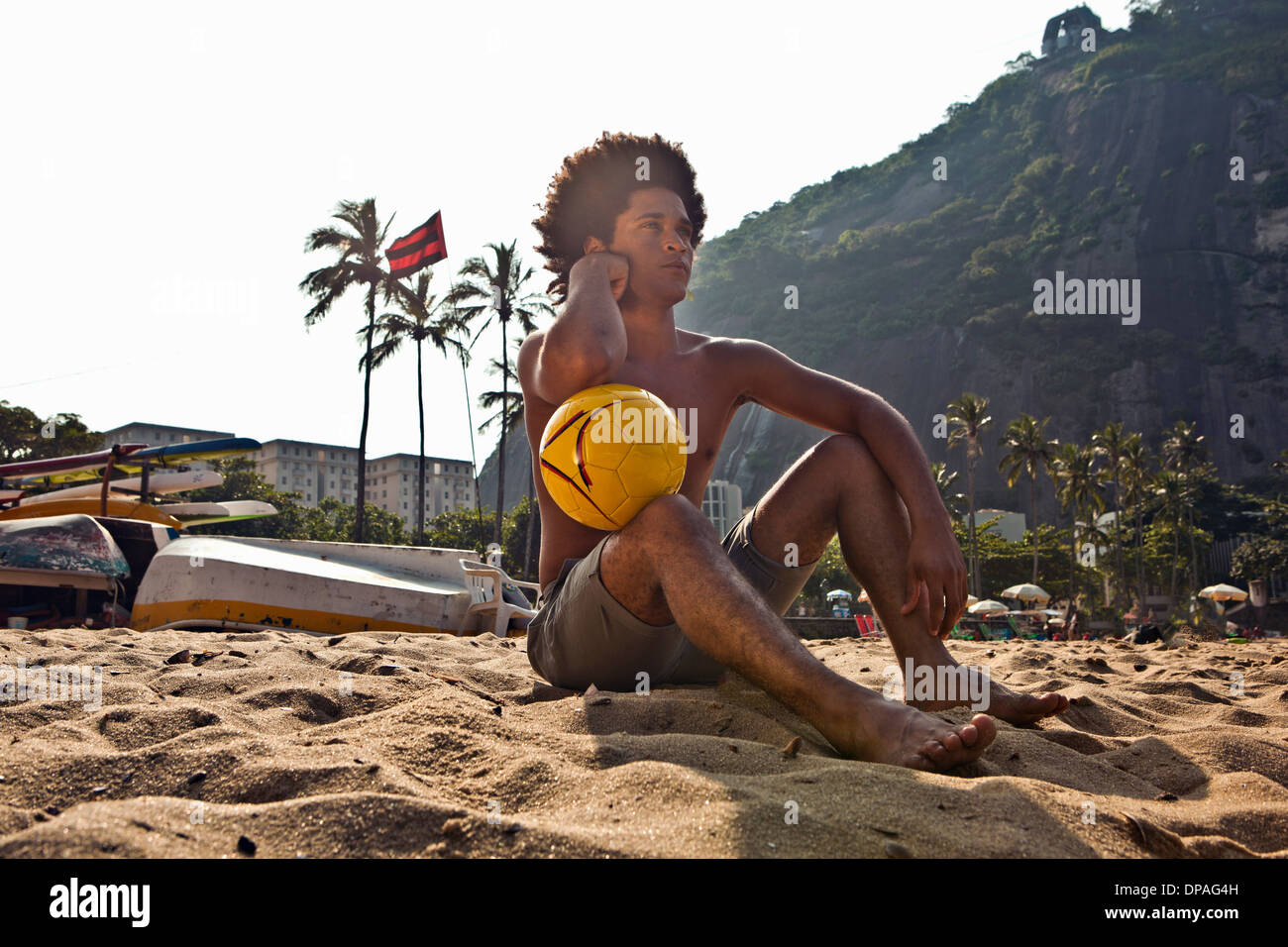 Mann am Strand mit Volleyball, Rio De Janeiro, Brasilien Stockfoto