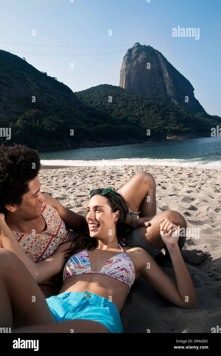 Paar Entspannung am Strand von Rio De Janeiro, Brasilien Stockfoto