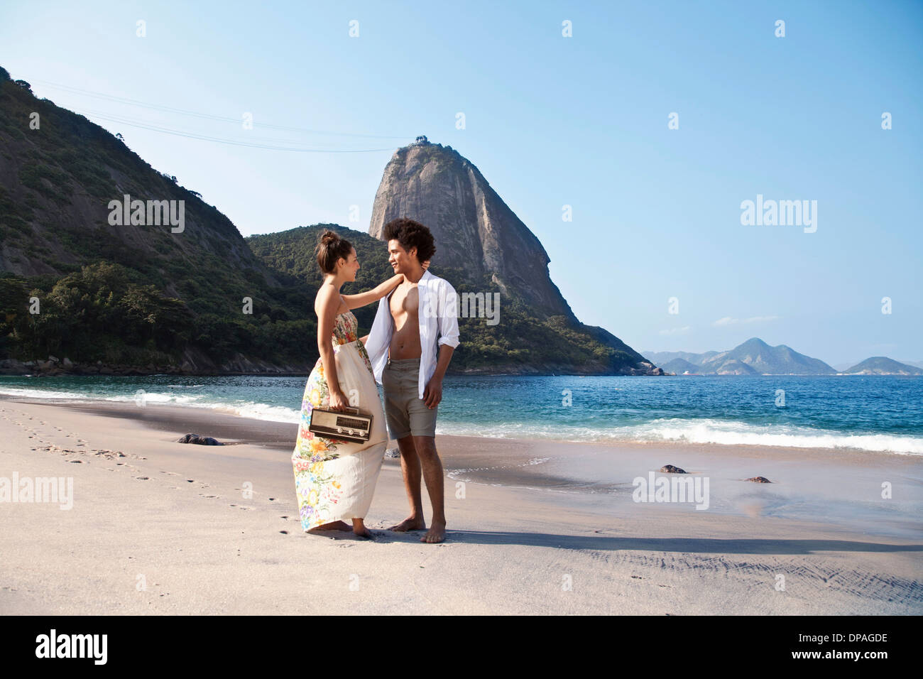 Paar am Strand mit Radio, Rio De Janeiro, Brasilien Stockfoto
