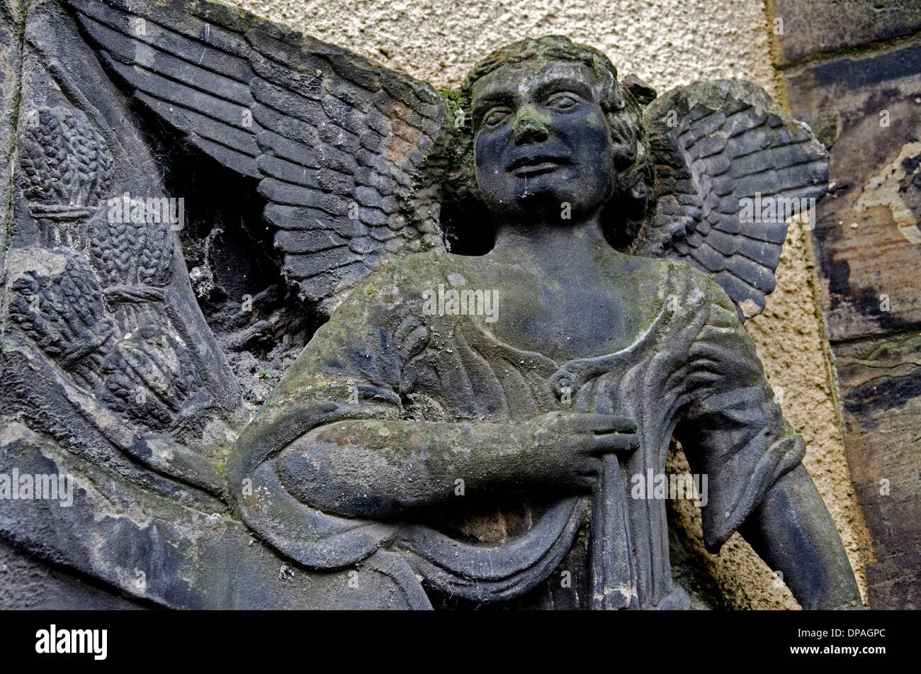 Ein Engel, Detail eine Gedenkstätte Mauer in Greyfriars Kirkyard in Edinburgh, Schottland, Großbritannien. Stockfoto