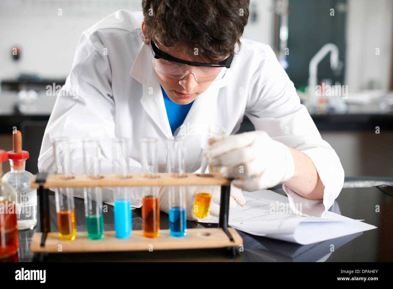Chemie-Studenten machen experiment Stockfoto