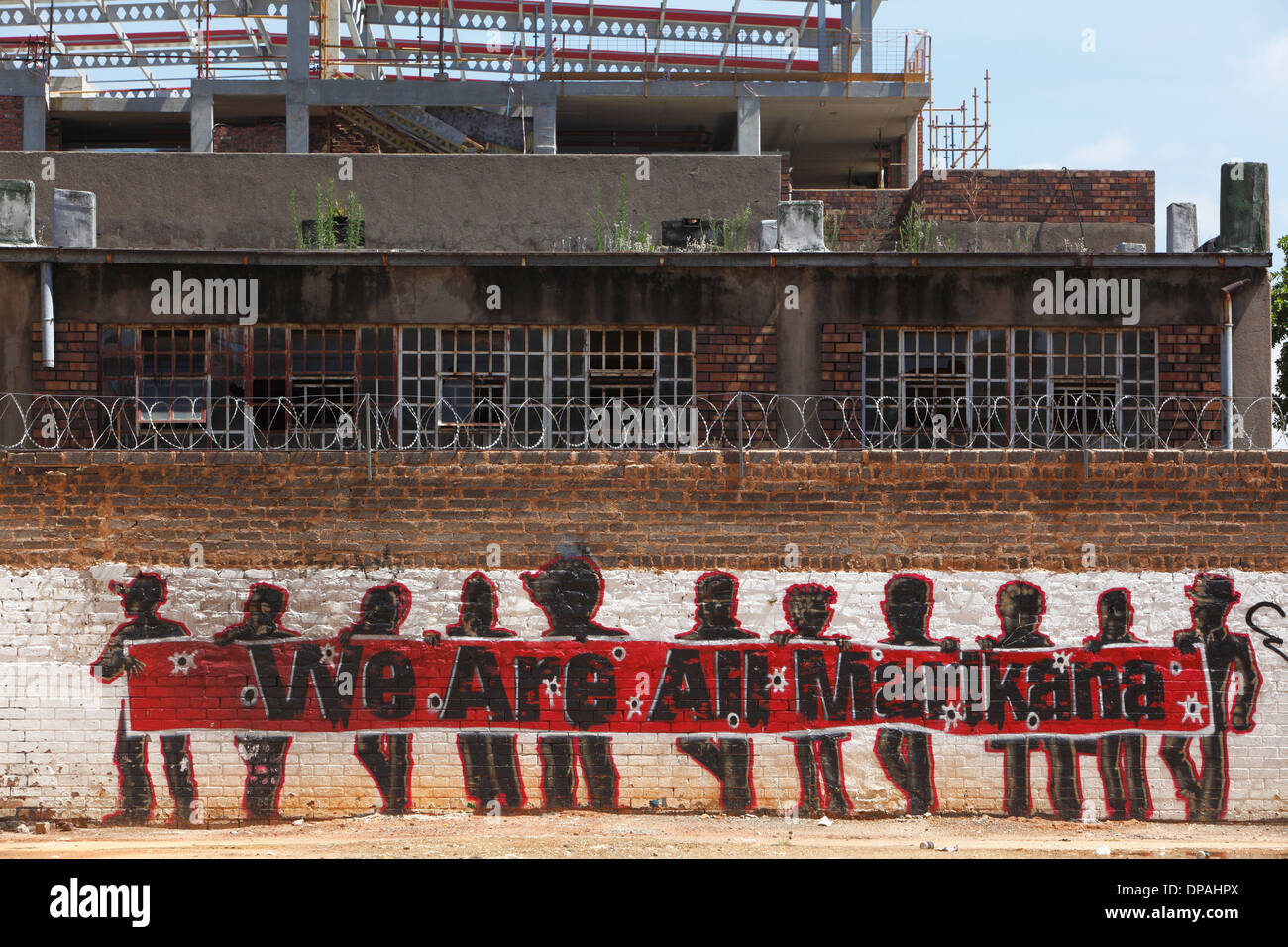 Ein Wandbild, das liest, "Wir alle Marikana sind" in Anlehnung an die Erschießung von 34 Bergleute von der Polizei. In Johannesburg. Südafrika. Stockfoto