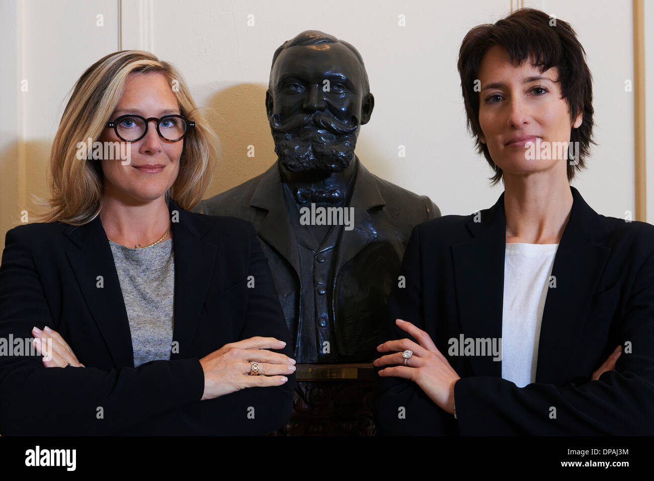 Porträt von zuversichtlich Berufsfrauen neben statue Stockfoto