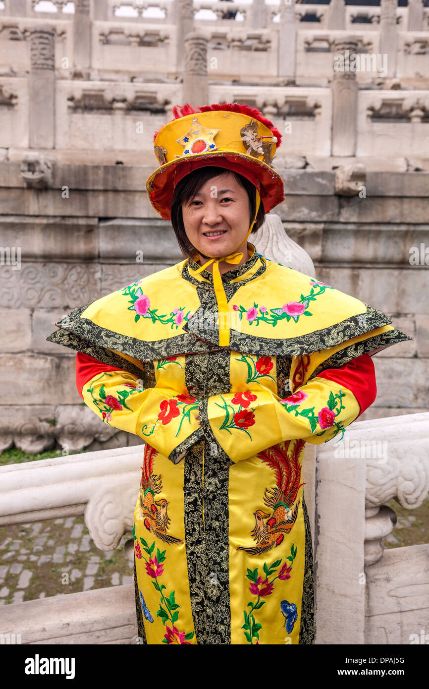 China; Chinesische Dame Frau in Tradition Kleid oder Kostüm in Peking in  der verbotenen Stadt gesehen Stockfotografie - Alamy
