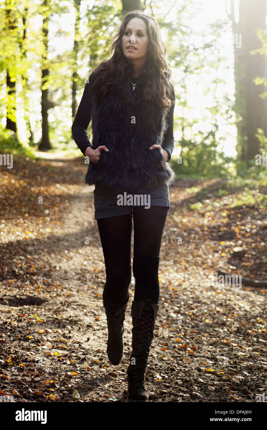 Porträt der jungen Frau zu Fuß in Wald im Herbst Stockfoto
