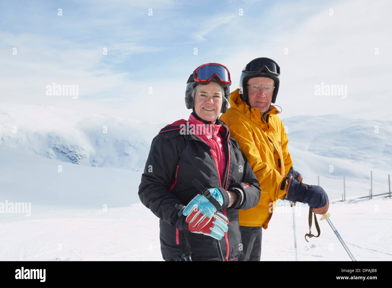 Porträt von älteres Paar Ski, Hermavan, Schweden Stockfoto