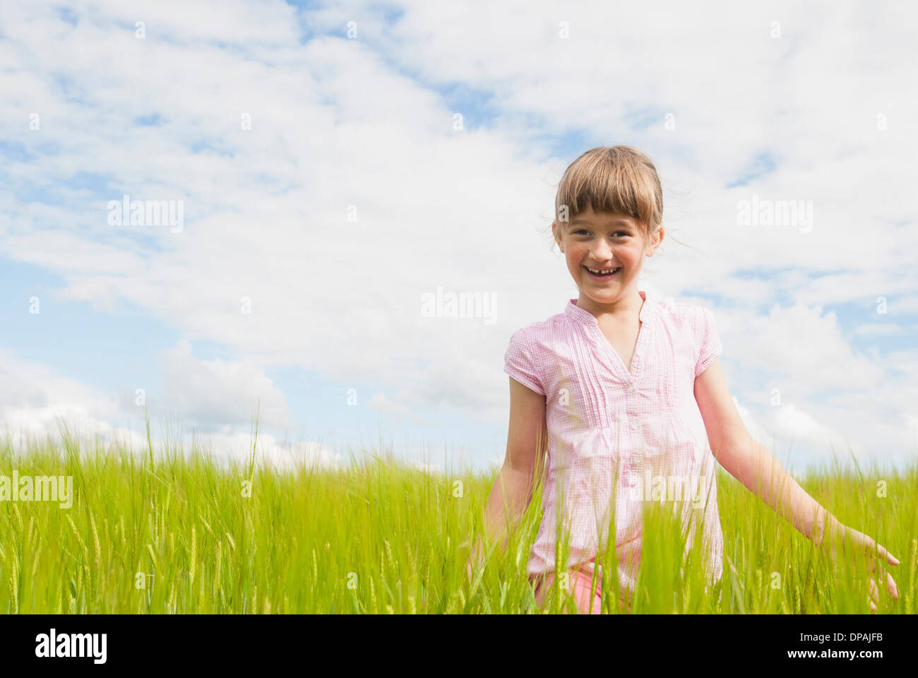 Mädchen in einem Feld Stockfoto