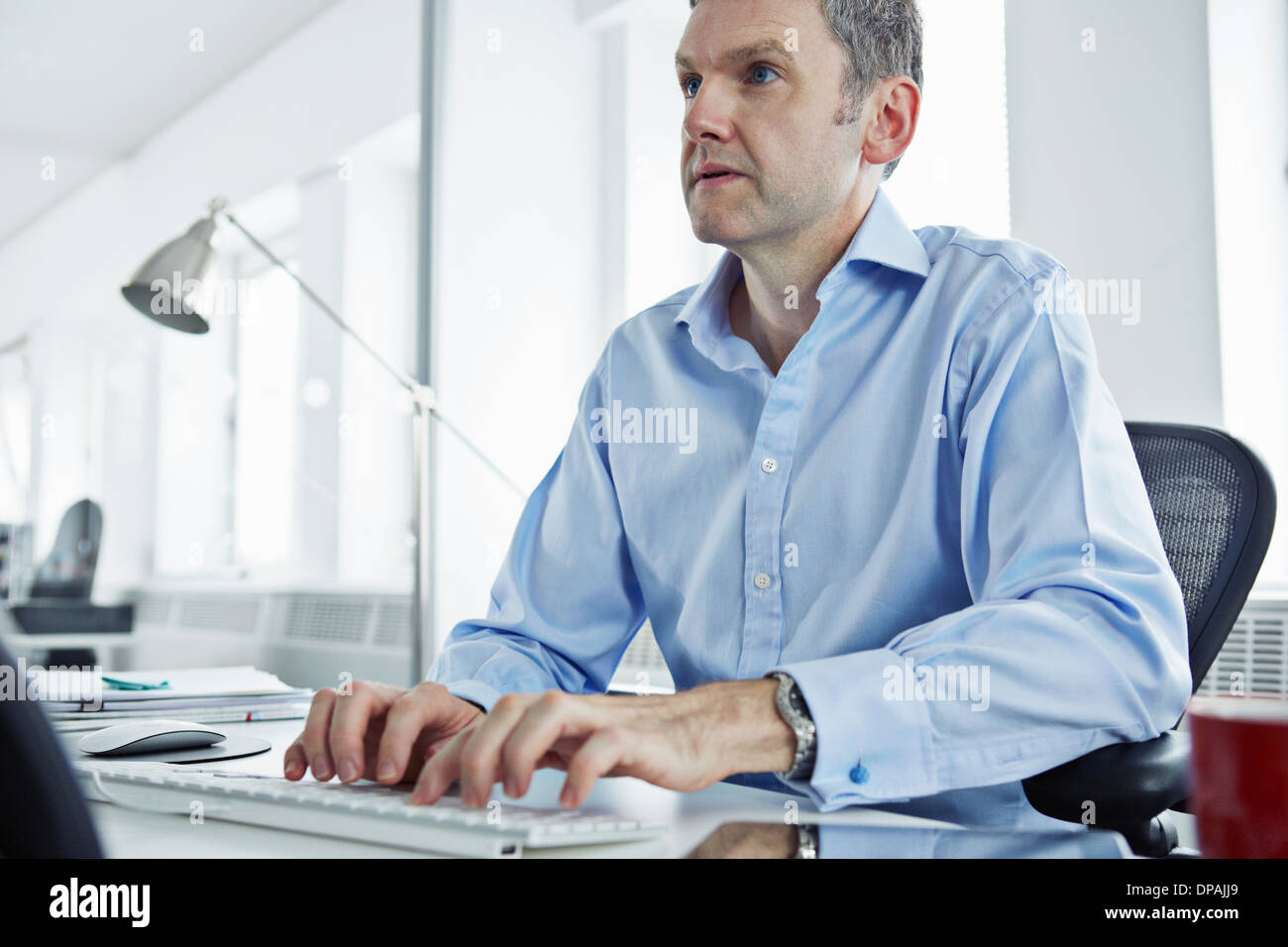 Reife Geschäftsmann mit computer Stockfoto