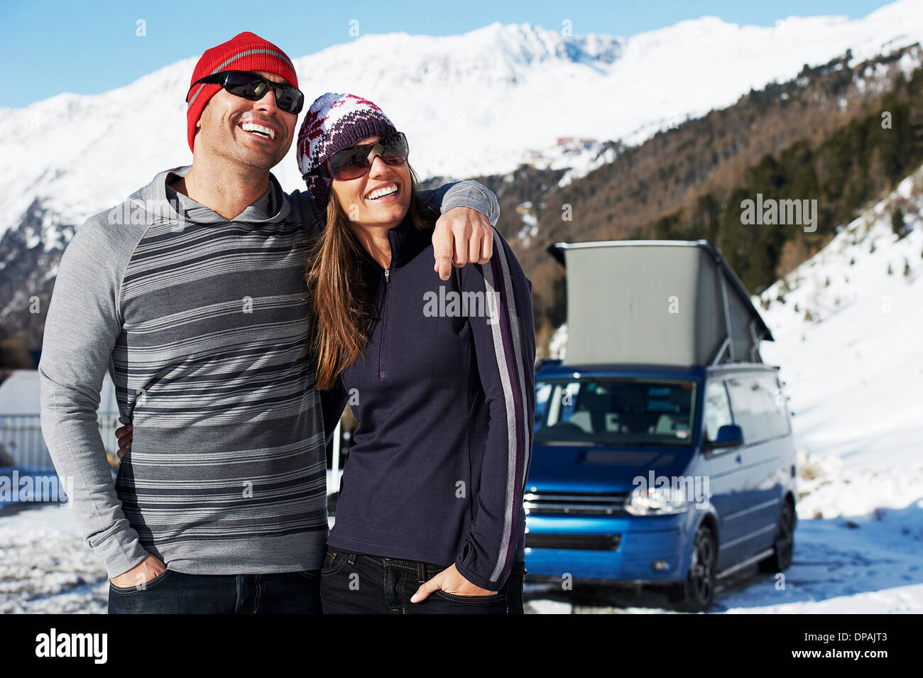 Mitte erwachsenes paar mit Auto im Hintergrund, Obergurgl, Österreich Stockfoto