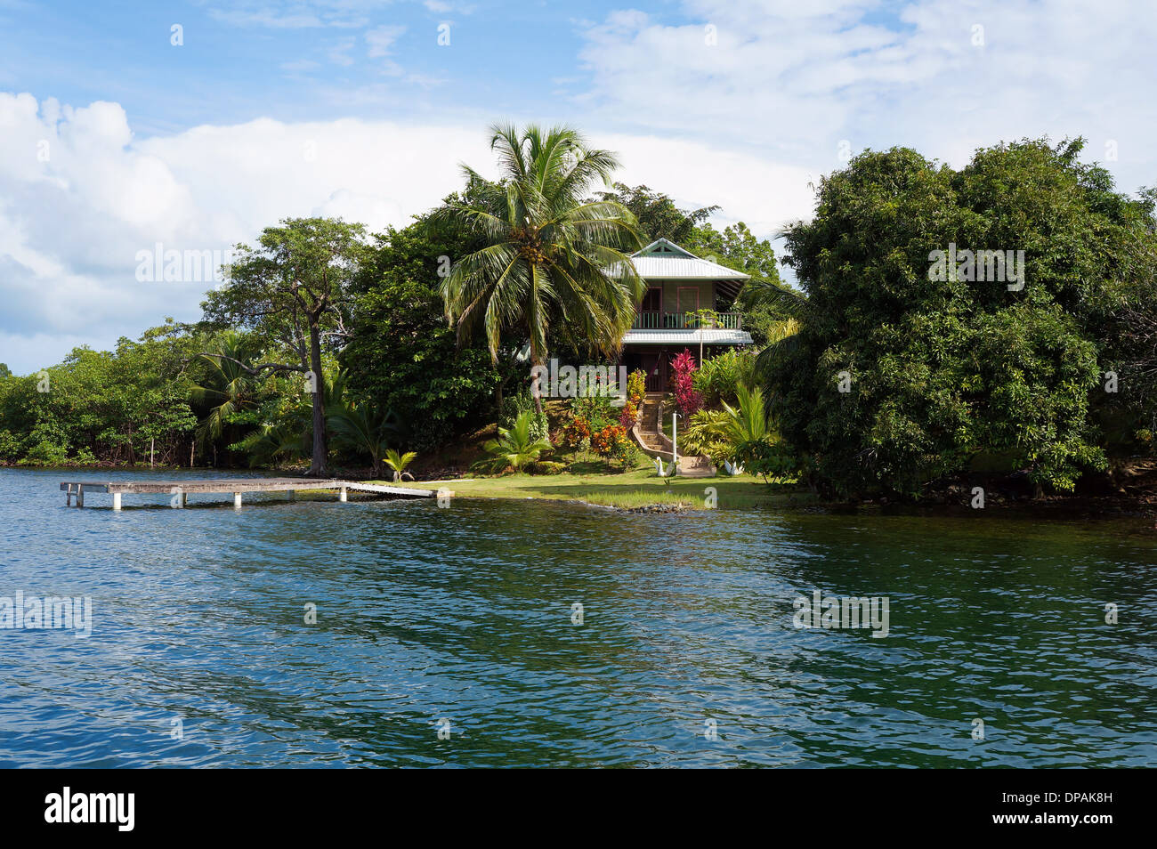 Abgelegenen Haus mit Dock und Garten auf einer tropischen Insel, Karibik, Panama Stockfoto