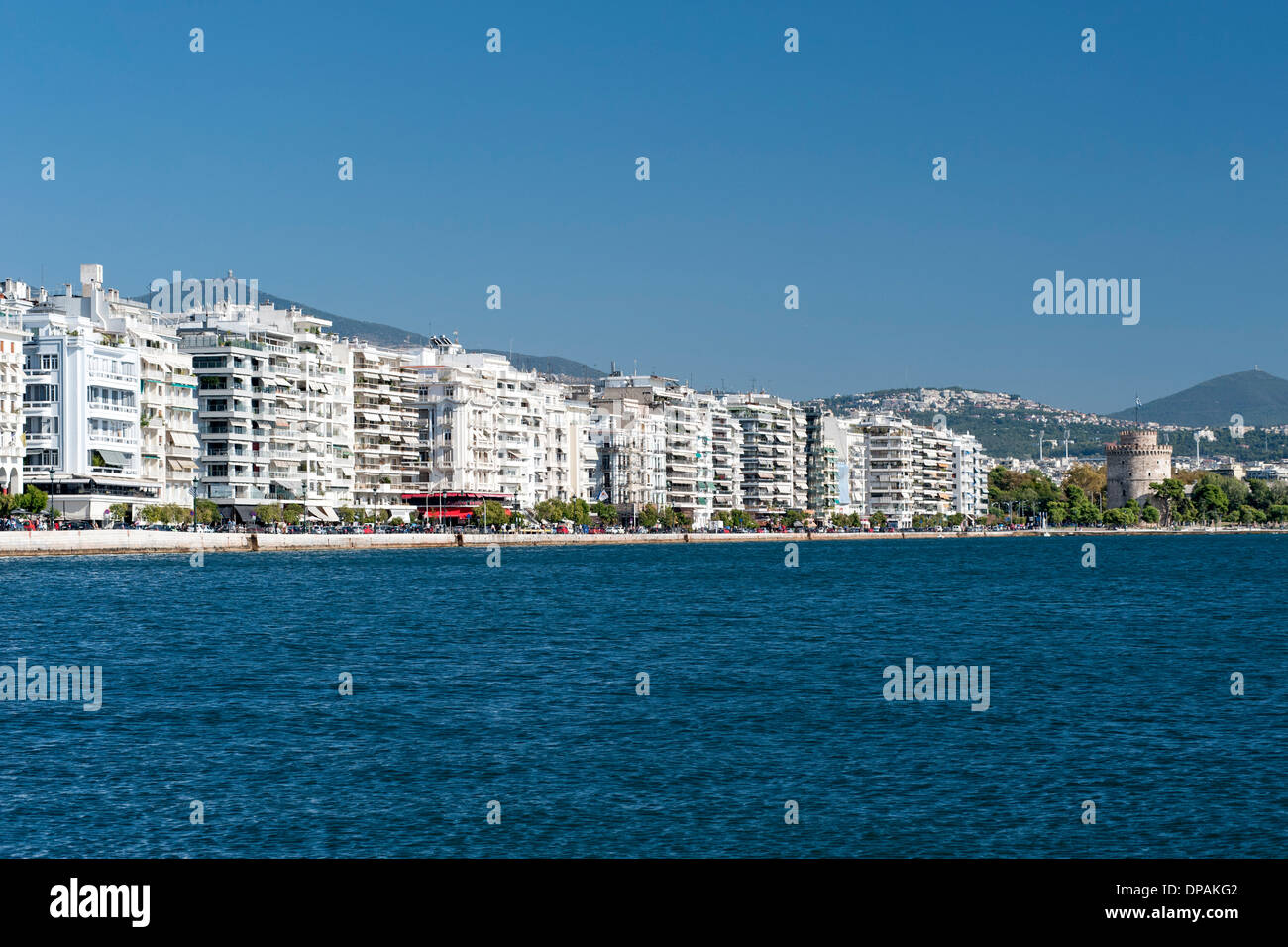 Die Uferpromenade und Gebäude auf Nikis Avenue in Thessaloniki, Griechenland. Stockfoto