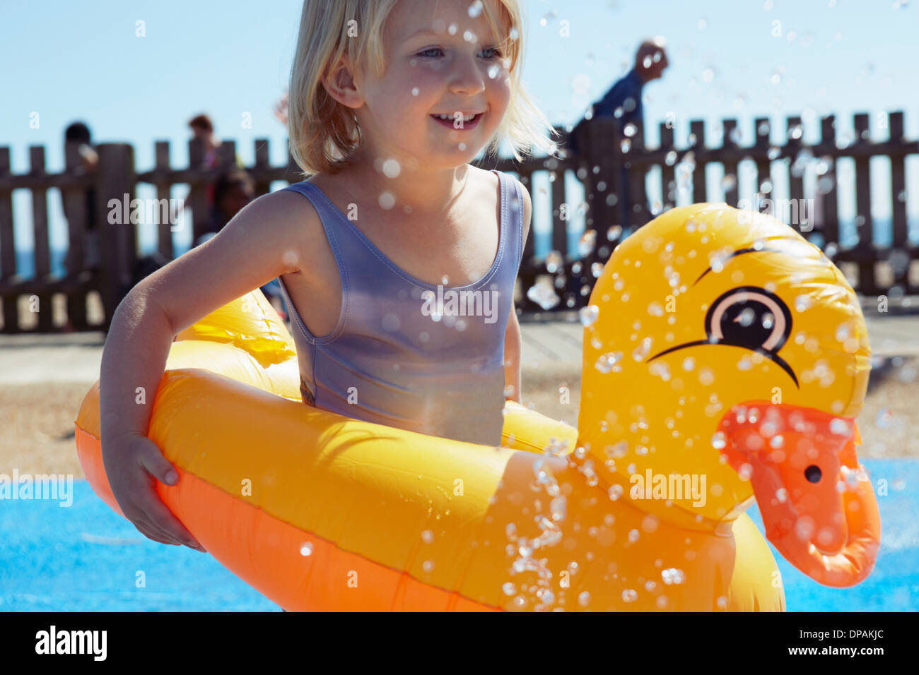 Kind mit Ente-förmigen Schwimmer im pool Stockfoto