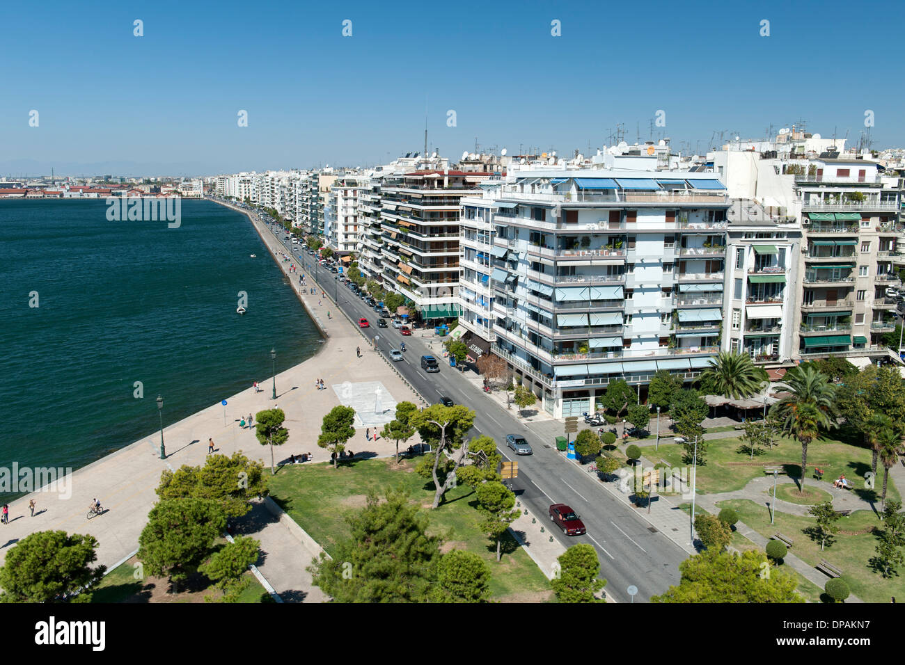 Blick vom weißen Turm (Lefkos Pyrgos) von der Uferpromenade und Gebäude auf Nikis Avenue in Thessaloniki, Griechenland. Stockfoto