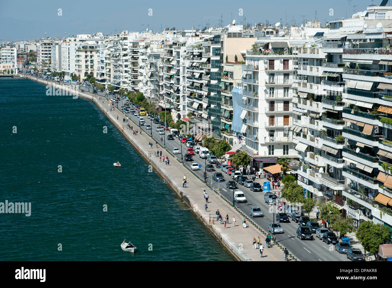Blick vom weißen Turm (Lefkos Pyrgos) von der Uferpromenade und Gebäude auf Nikis Avenue in Thessaloniki, Griechenland. Stockfoto