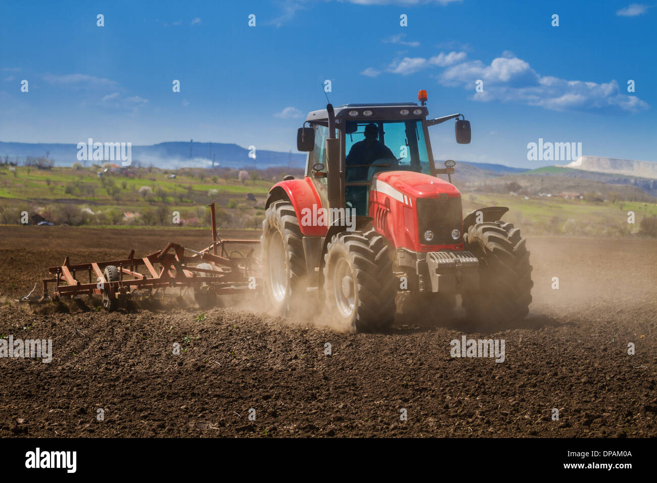Brandneuen roten Traktor auf dem Feld arbeiten Stockfoto