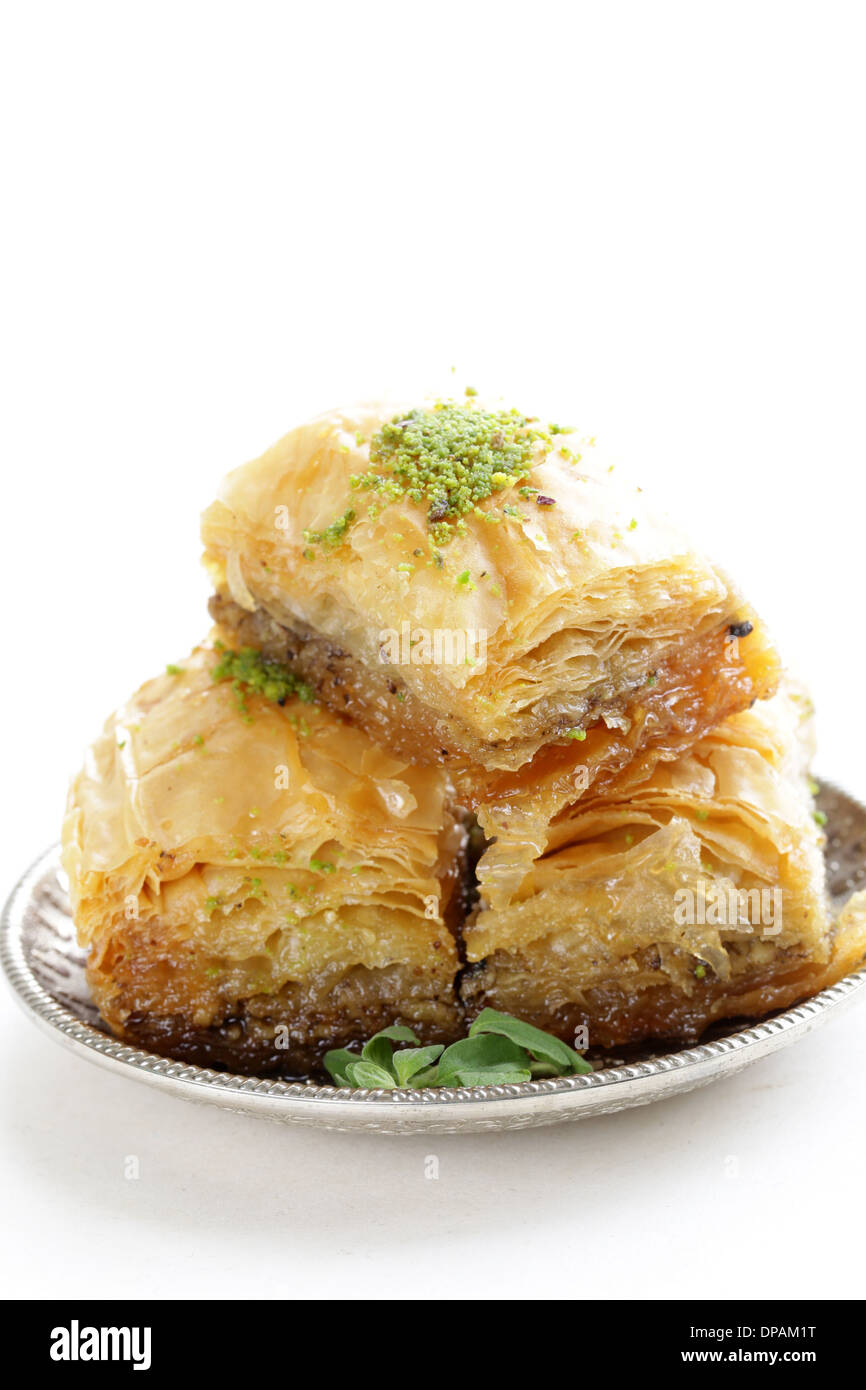 Türkische arabische Dessert Baklava mit Honig und Nüssen auf einem silbernen Tablett Stockfoto