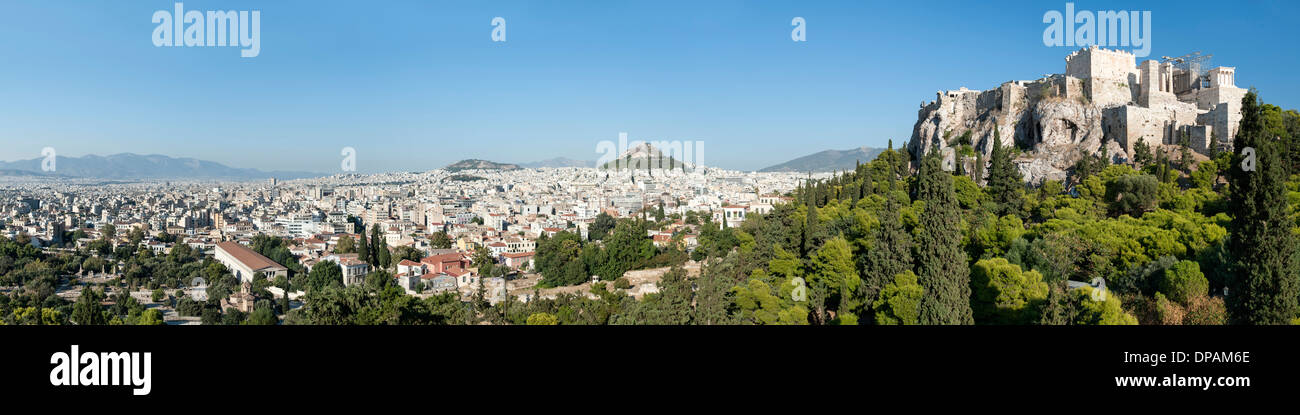Panoramablick über Athen, die Hauptstadt von Griechenland. Auf der rechten Seite ist Teil der Akropolis. Stockfoto
