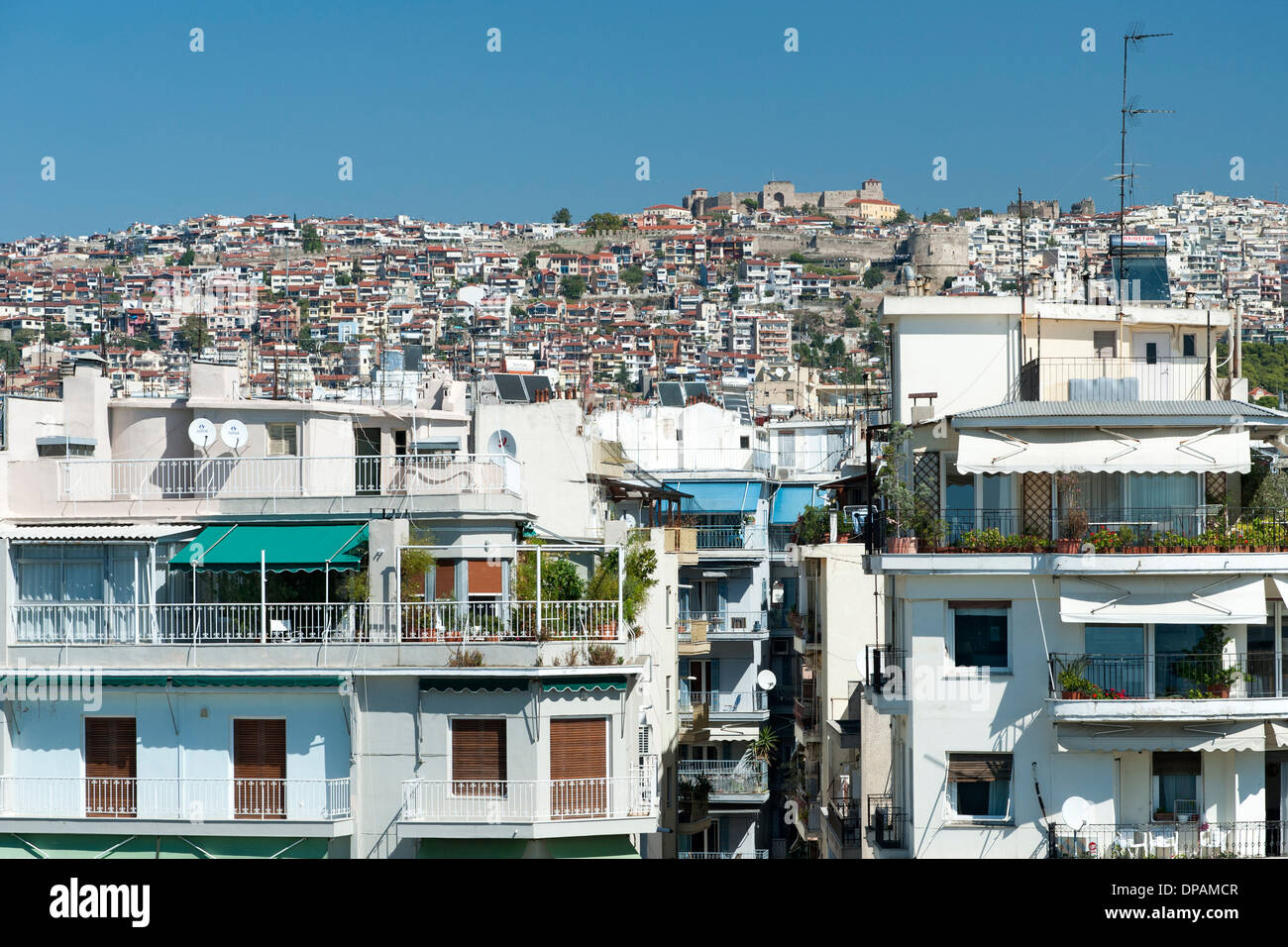 Blick nach Norden vom weißen Turm (Lefkos Pyrgos) der Häuser und Gebäude in Thessaloniki, Griechenland. Stockfoto