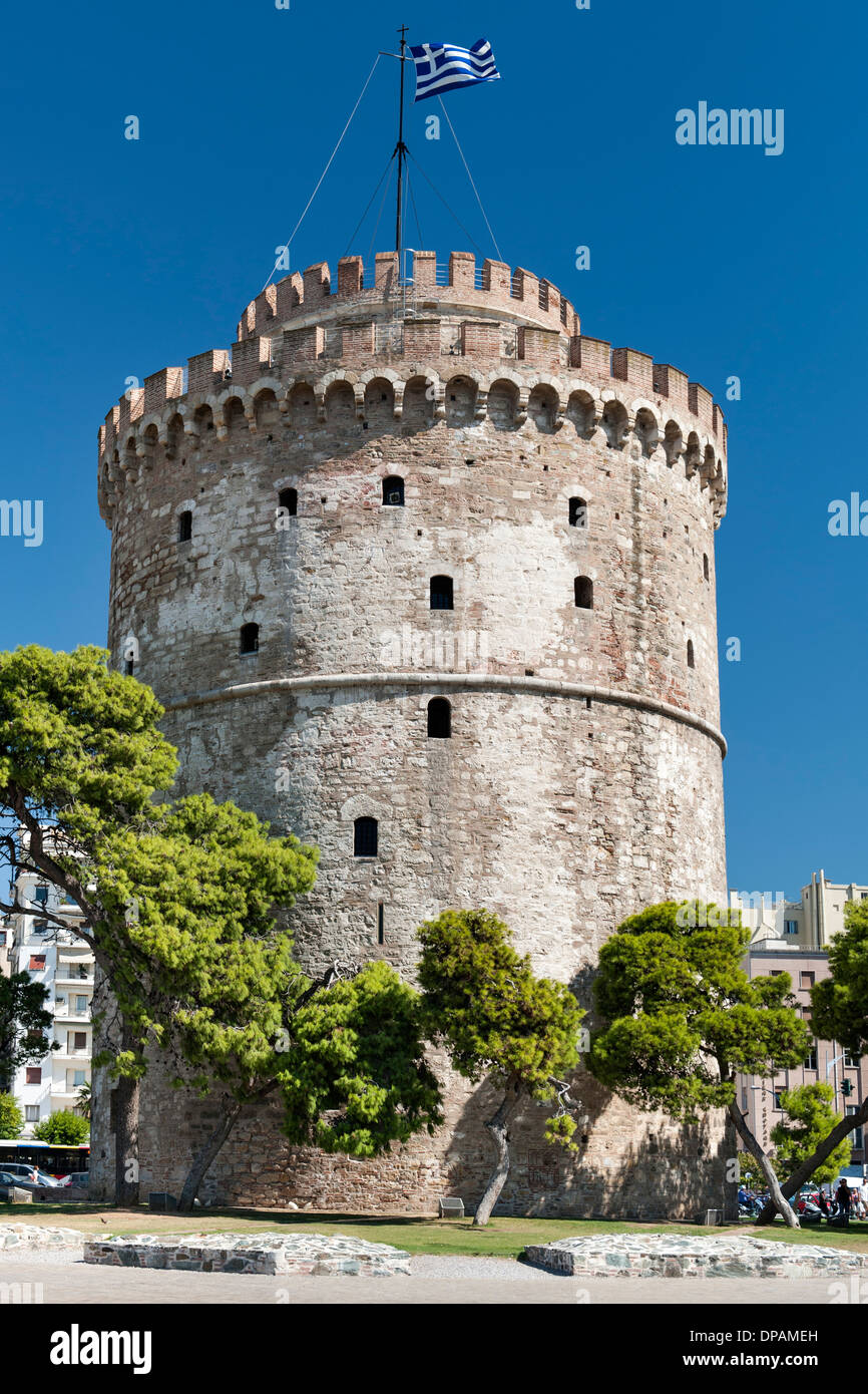 Der weiße Turm (Lefkos Pyrgos) an der Uferpromenade in Thessaloniki, Griechenland Stockfoto
