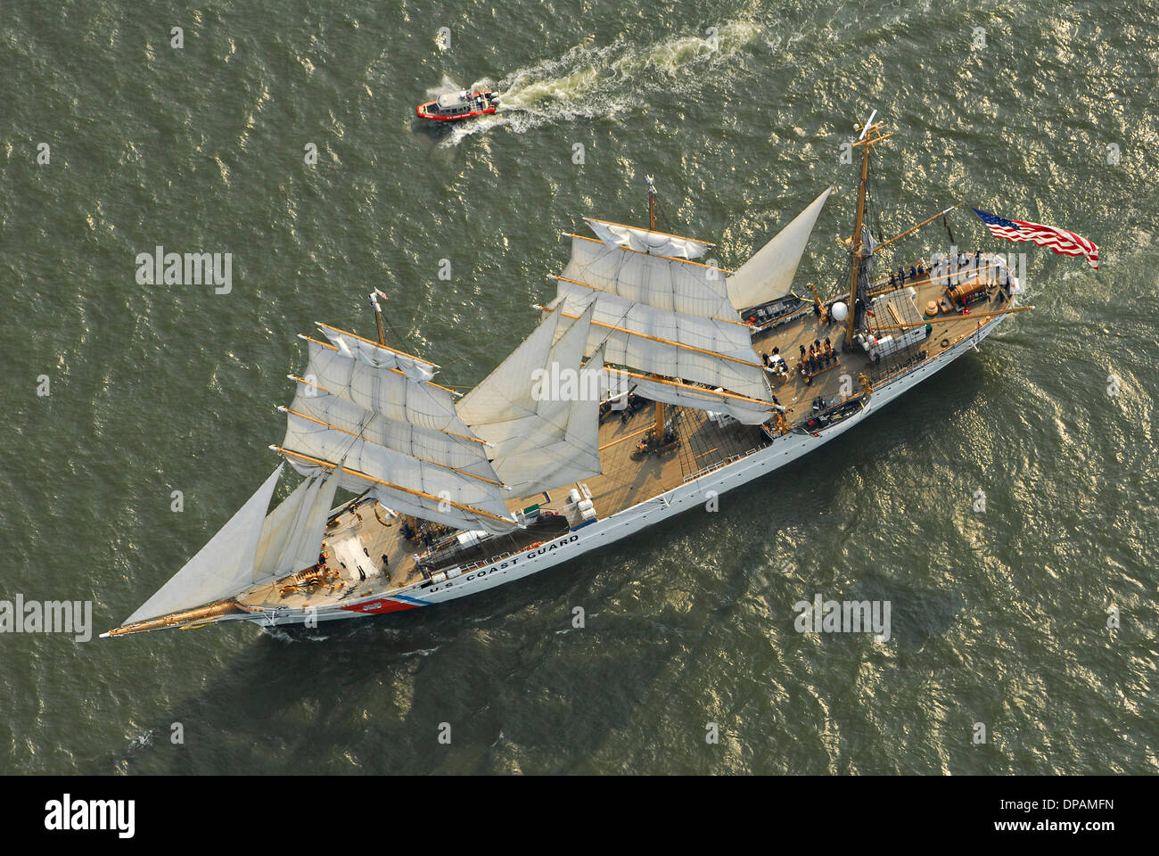 US Coast Guard Academy Cutter Eagle Segel vorbei an Fort Sumter, wie er während der hohen Schiffe Atlantic-Challenge 29. Juni 2009 in Charleston, SC. Charleston Harbor fährt Stockfoto