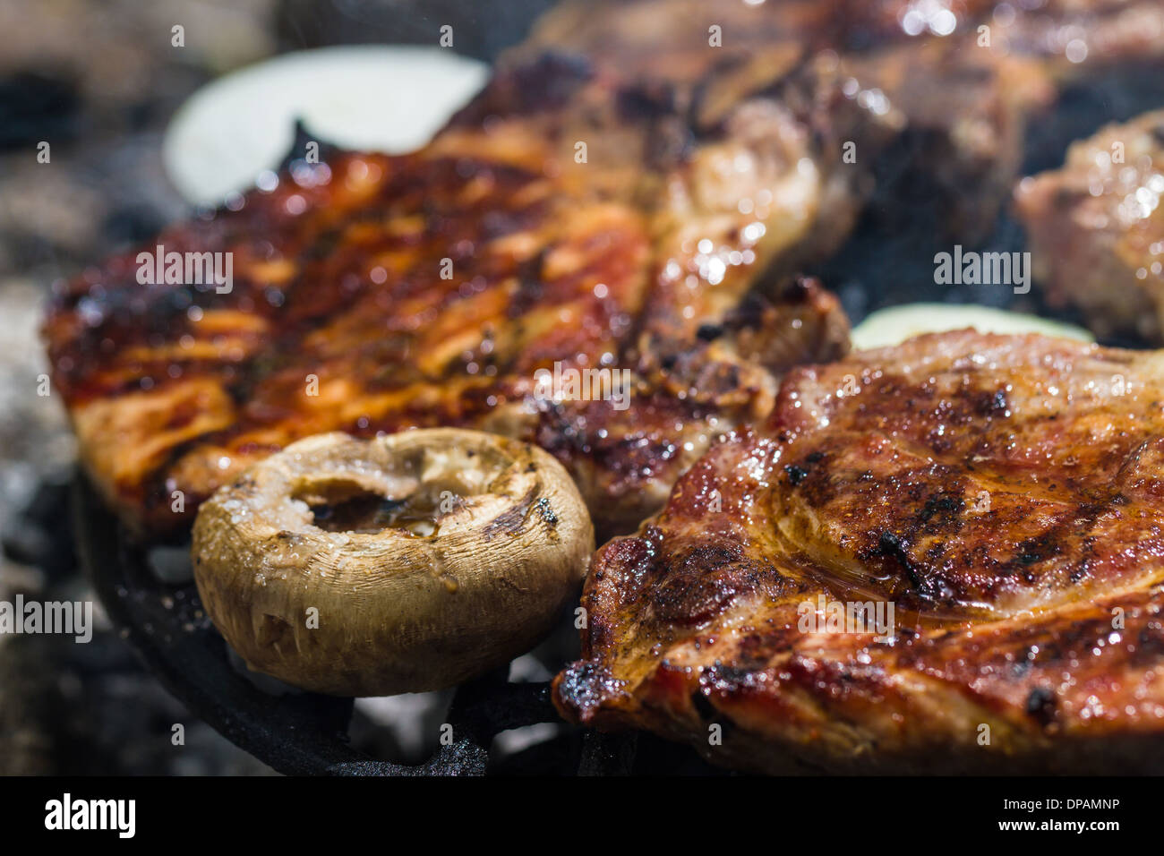 Fleisch Steak auf dem Grill mit Gemüse Stockfoto