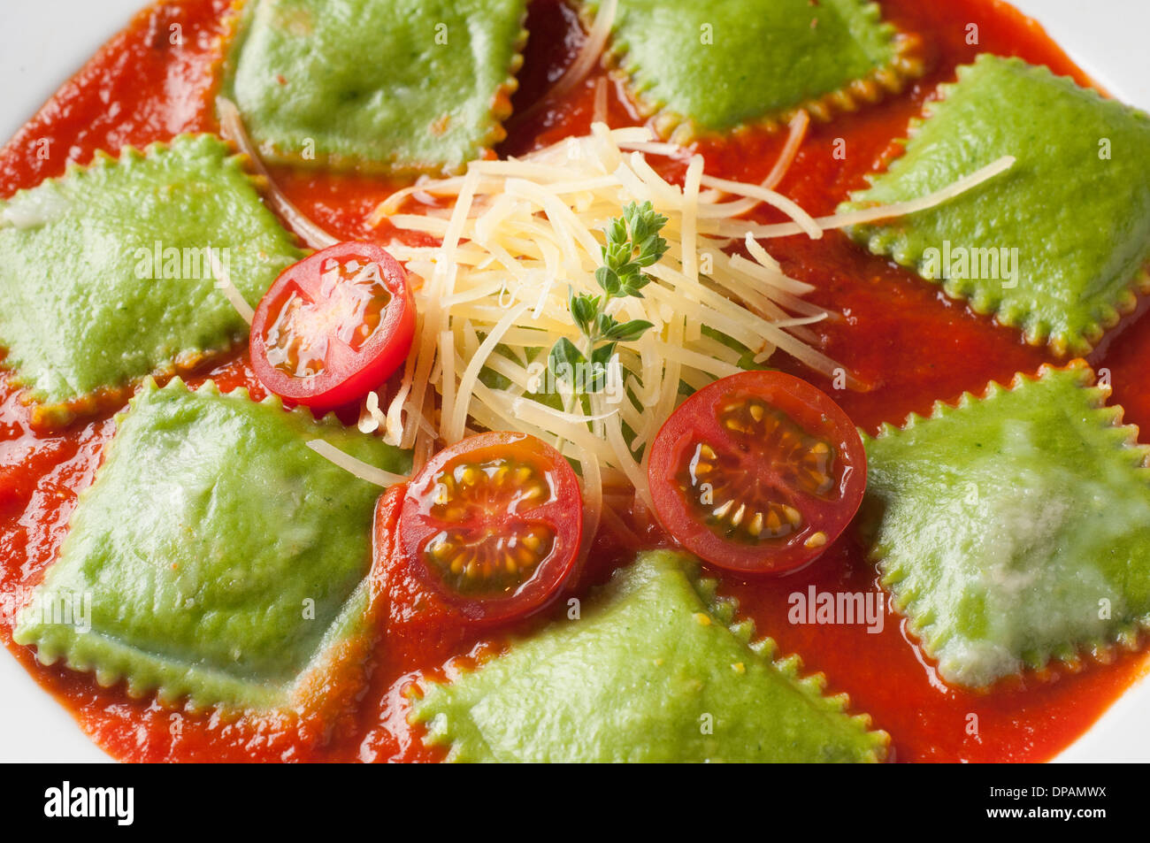 servieren heiß und sehr lecker Spinat ravioli Stockfoto