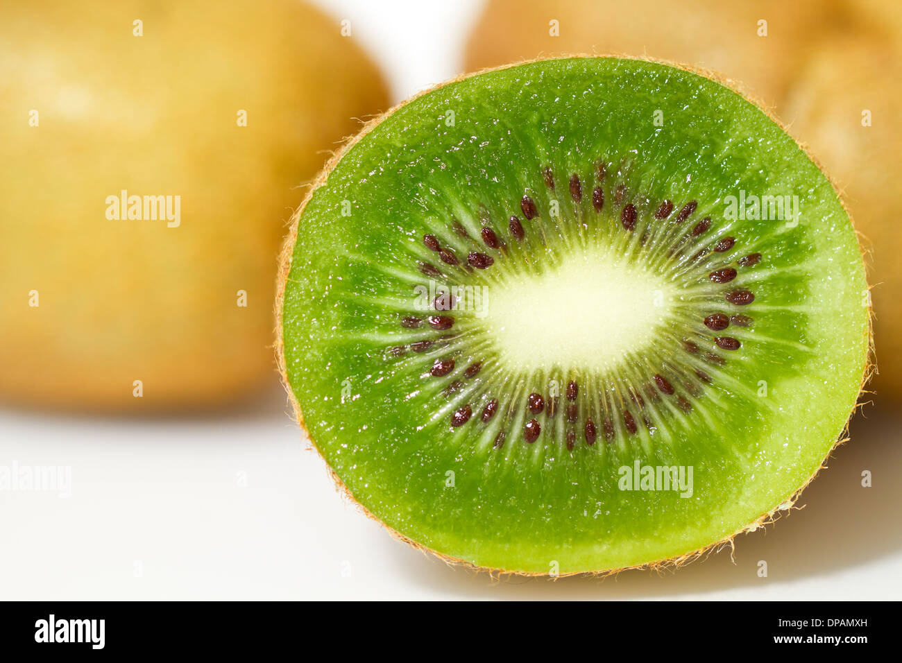 Frische saftige Kiwi isoliert auf weiss Stockfoto