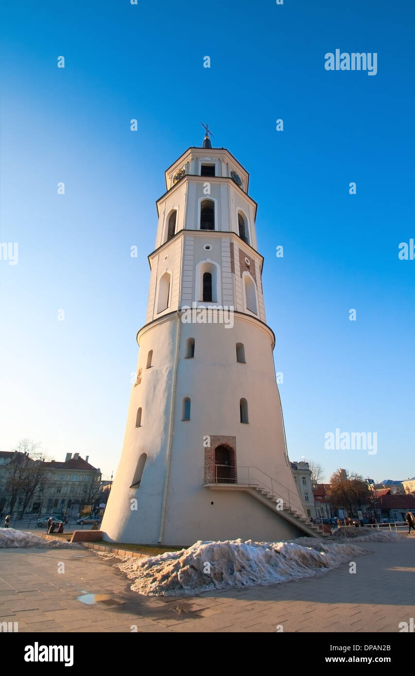 Glockenturm in Domplatz im zeitigen Frühjahr. Vilnius, Litauen. Stockfoto