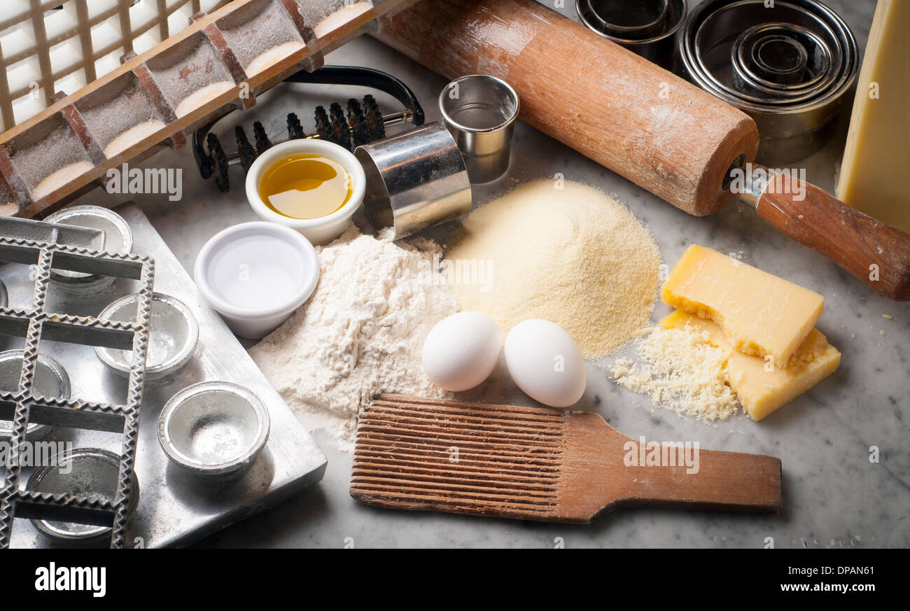 Werkzeuge, Geschirr, Zutaten, frischen Pasta zu machen Stockfoto